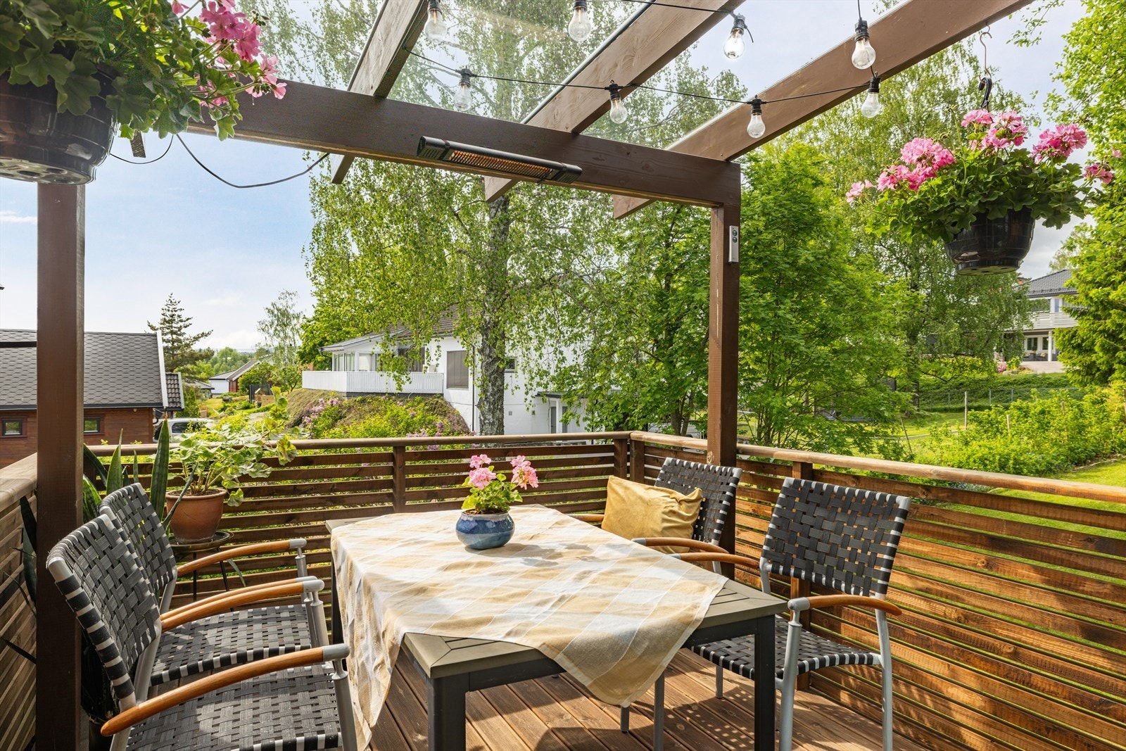 Fra stue og kjøkken i tilbygget er det utgang til en romslig balkong. Galleribilde