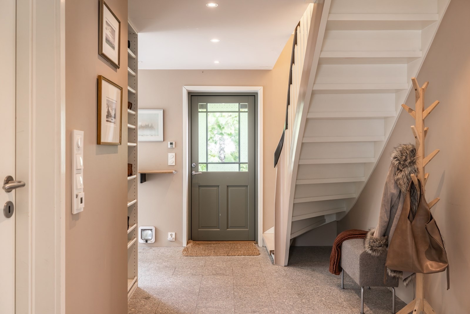 Her kommer man inn i en romslig og lys entré/hall. Galleribilde