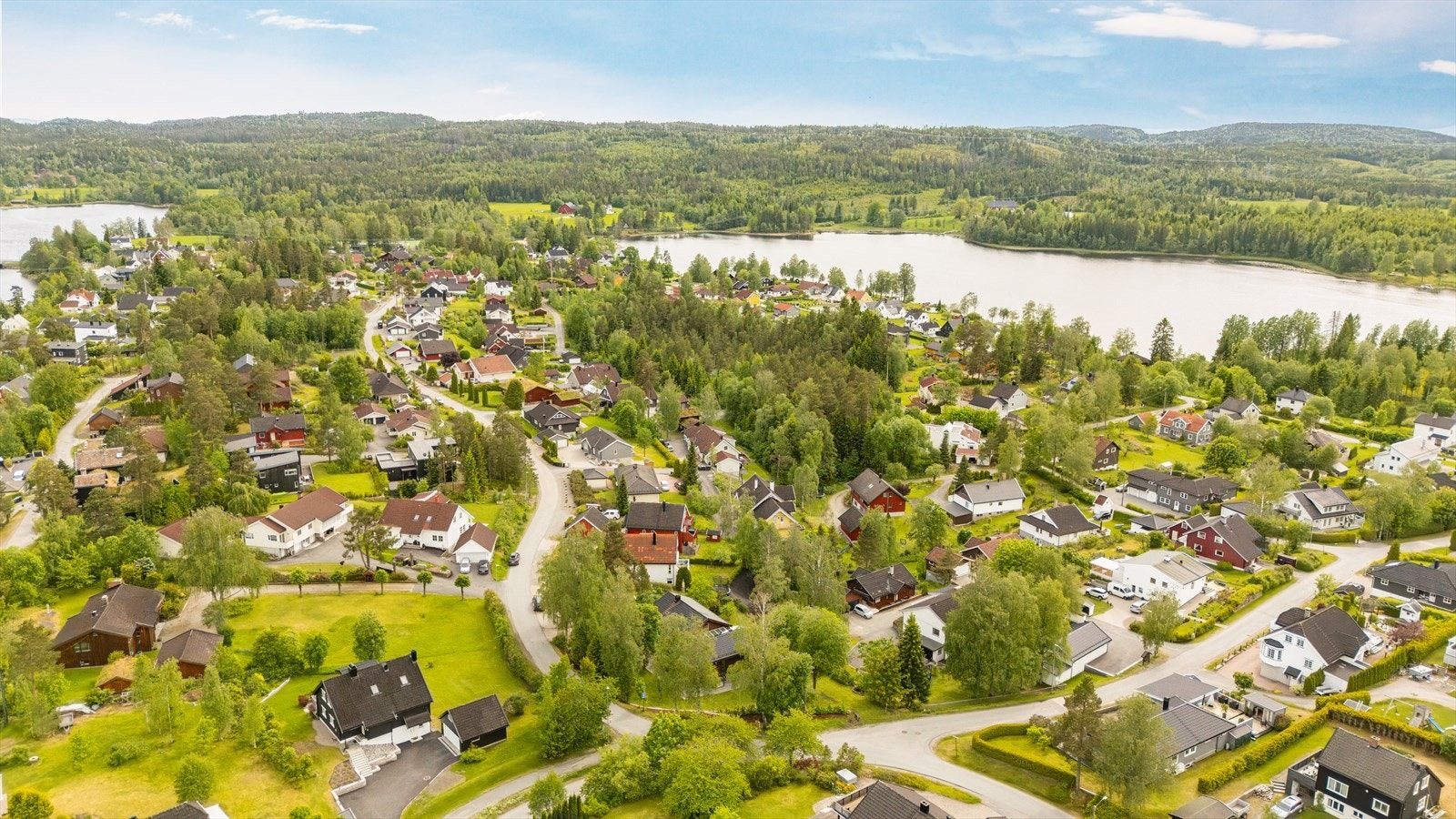 Kort vei til ski- og turmuligheter i Kjekstadmarka, lysløype fra Dikemark og over Vardåsen, og skiløyper over vannene vinterstid. Galleribilde