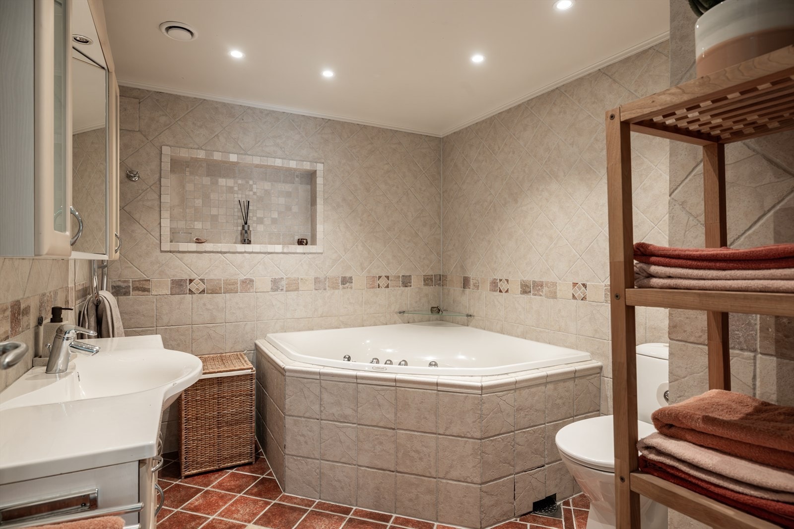 Hovedbadet i 1. etasje (2003) er innredet med servant med skuffer, speil, toalett og boblebadekar. Galleribilde