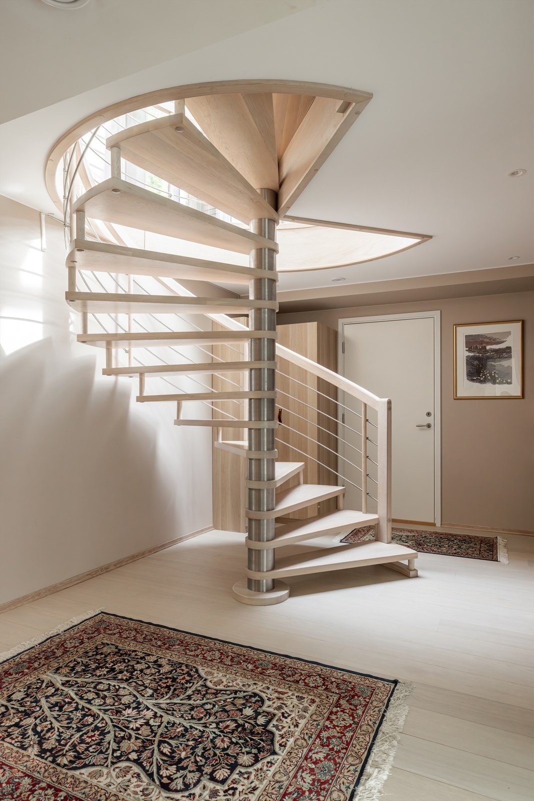 Tilbygget fra 2019 er utformet med tanke på fleksibel bruk og gir gode muligheter for å tilpasse eiendommen som generasjonsbolig eller tomannsbolig. Galleribilde