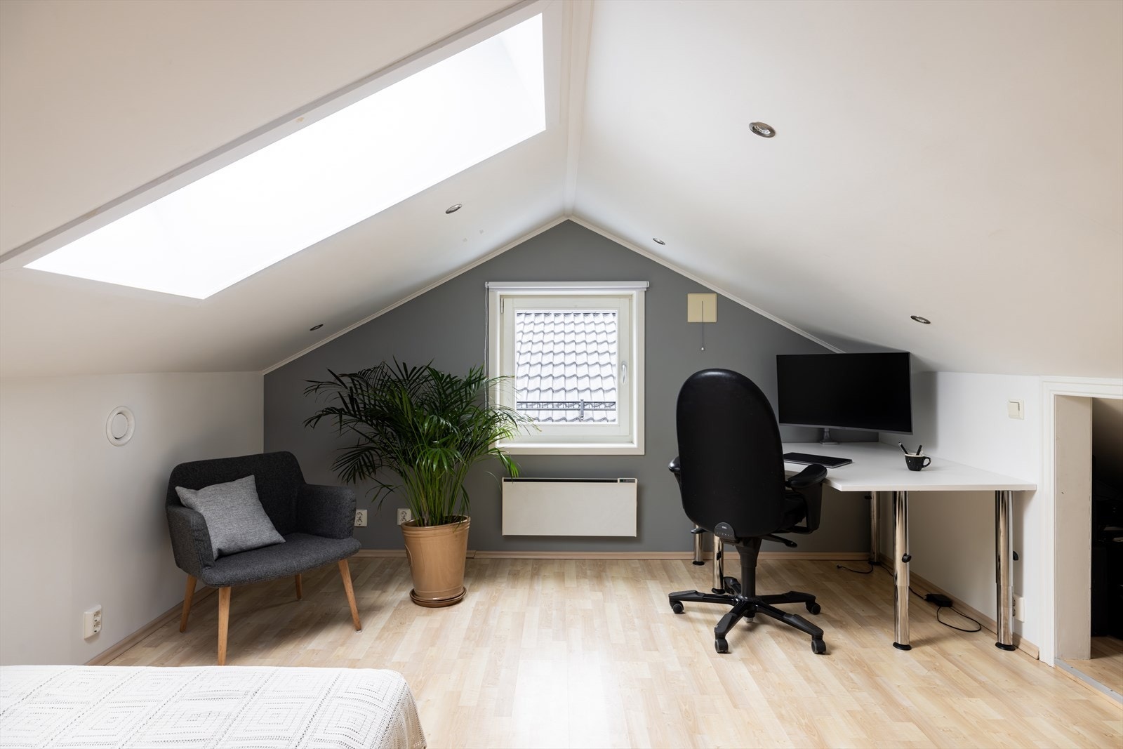 Innredet soverom på loft er ikke godkjent for varig opphold. Se pkt. om ferdigattest i salgsoppgaven. Galleribilde