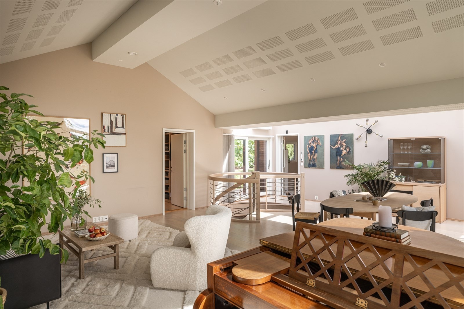 Planløsningen rommer blant annet tre stuer, fire soverom, flere bad og vaskerom, samt rikelig med bodplass. Galleribilde