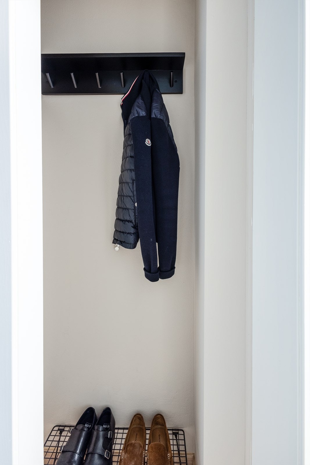 Praktisk garderobe med plass til jakker og sko. Galleribilde