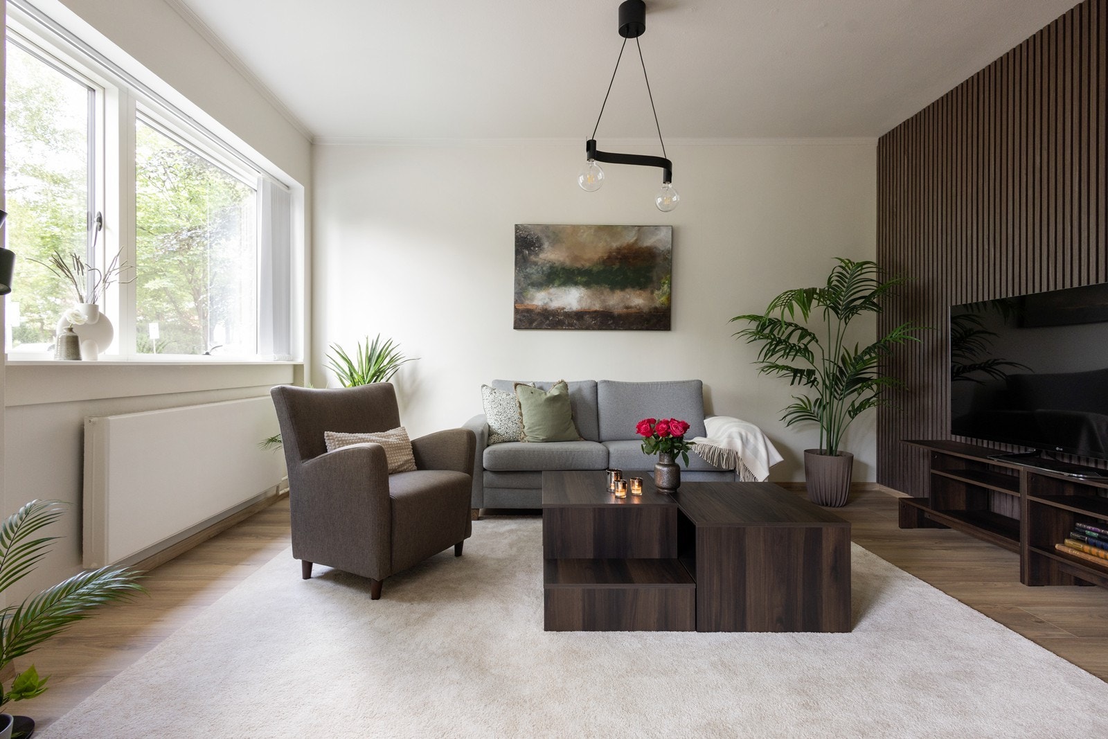 De store vinduene (nye i 2023) slipper inn mye naturlig lys og har utsyn ut mot hyggelige grøntområder. Galleribilde