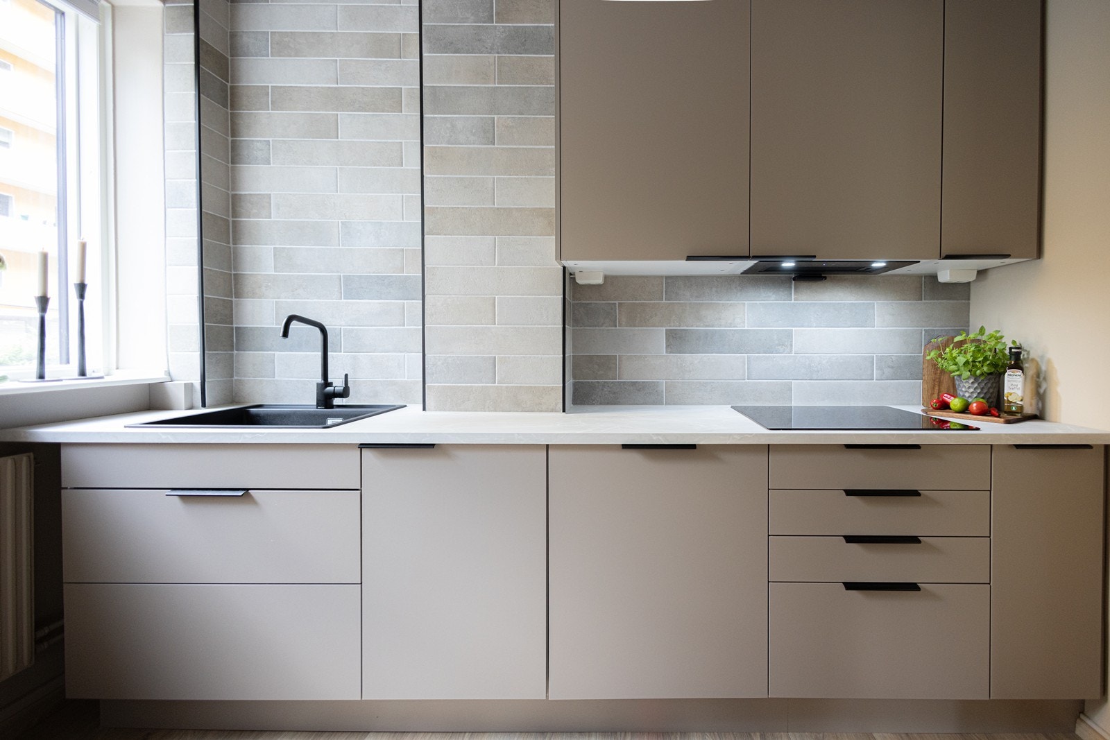 Leiligheten ble pusset opp i 24/25 og fremstår moderne og lys med høy standard. Galleribilde