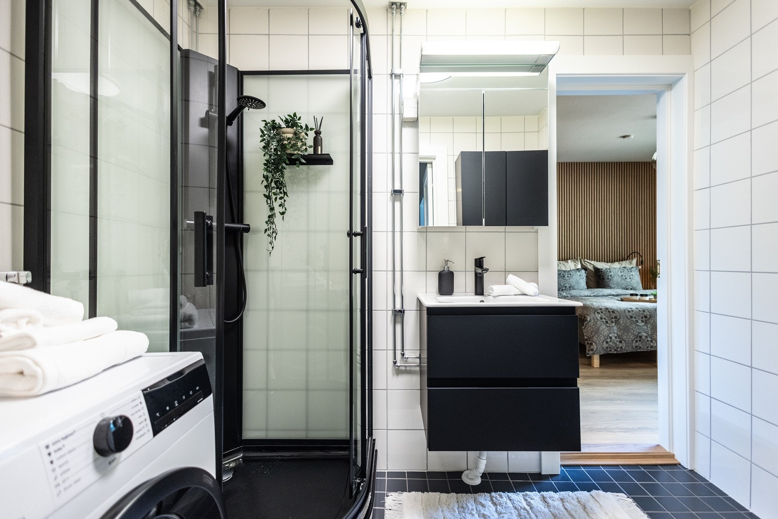 Badet har inngang fra hovedsoverom og gang. Galleribilde