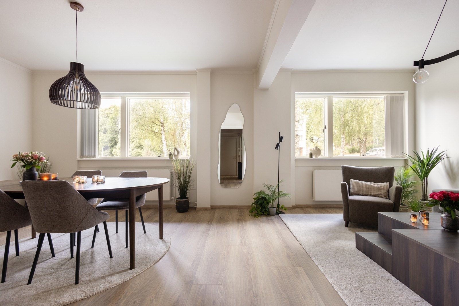 God takhøyde og store vinduer gjør at leiligheten oppleves luftig og romslig. Galleribilde