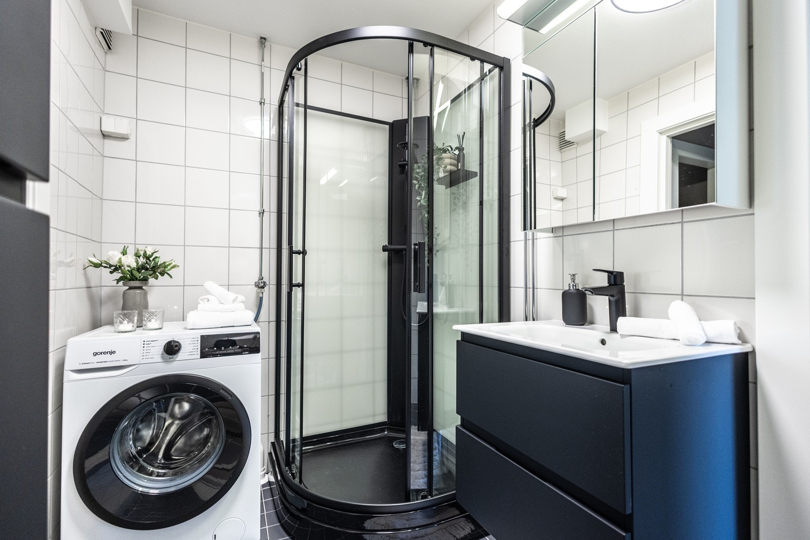 Lyst og tidløst bad med varme i gulv og innredning fra 24/25. Galleribilde