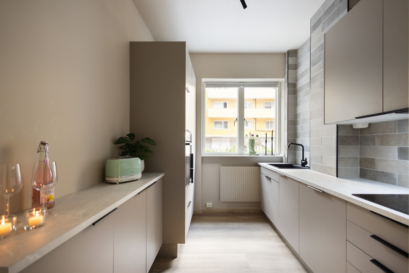 Lekkert kjøkken fra 2025 med integrerte hvitevarer og god skap- og benkeplass. Galleribilde