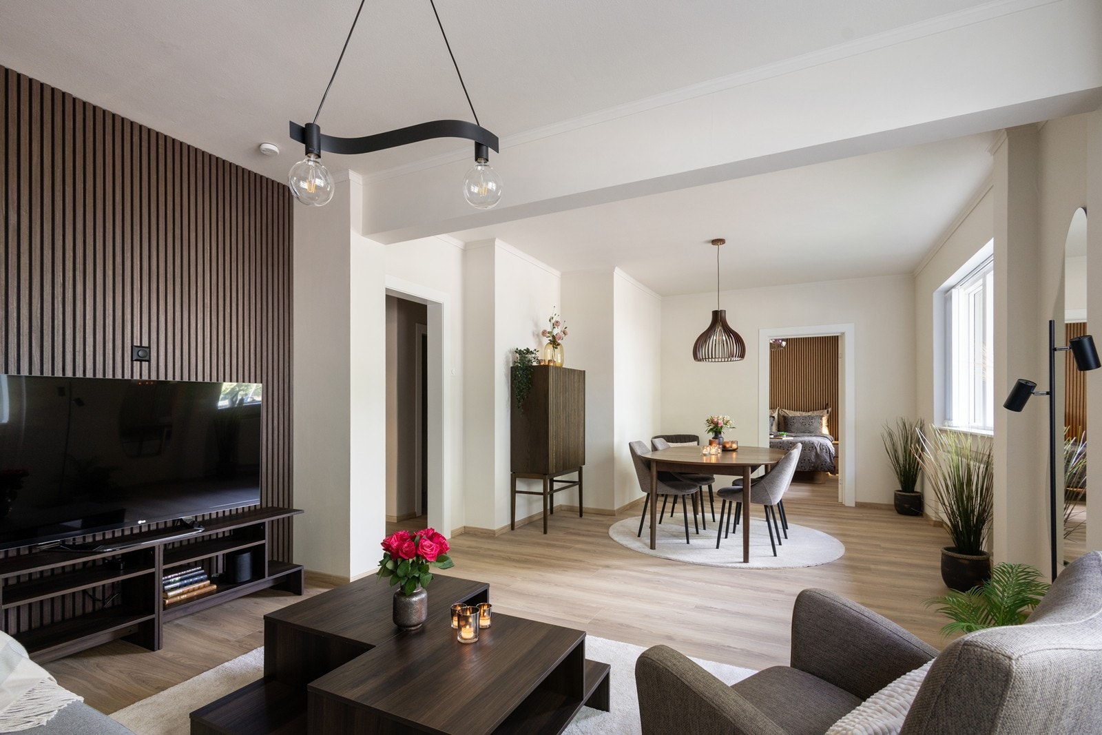 Delikate og moderne farge- og materialvalg i hele leiligheten. Galleribilde