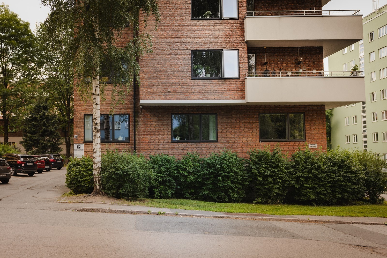 Gaten er rolig med lite gjennomgangstrafikk og støy. Her bor du rolig til, likevel sentralt med kort vei til "alt". Galleribilde