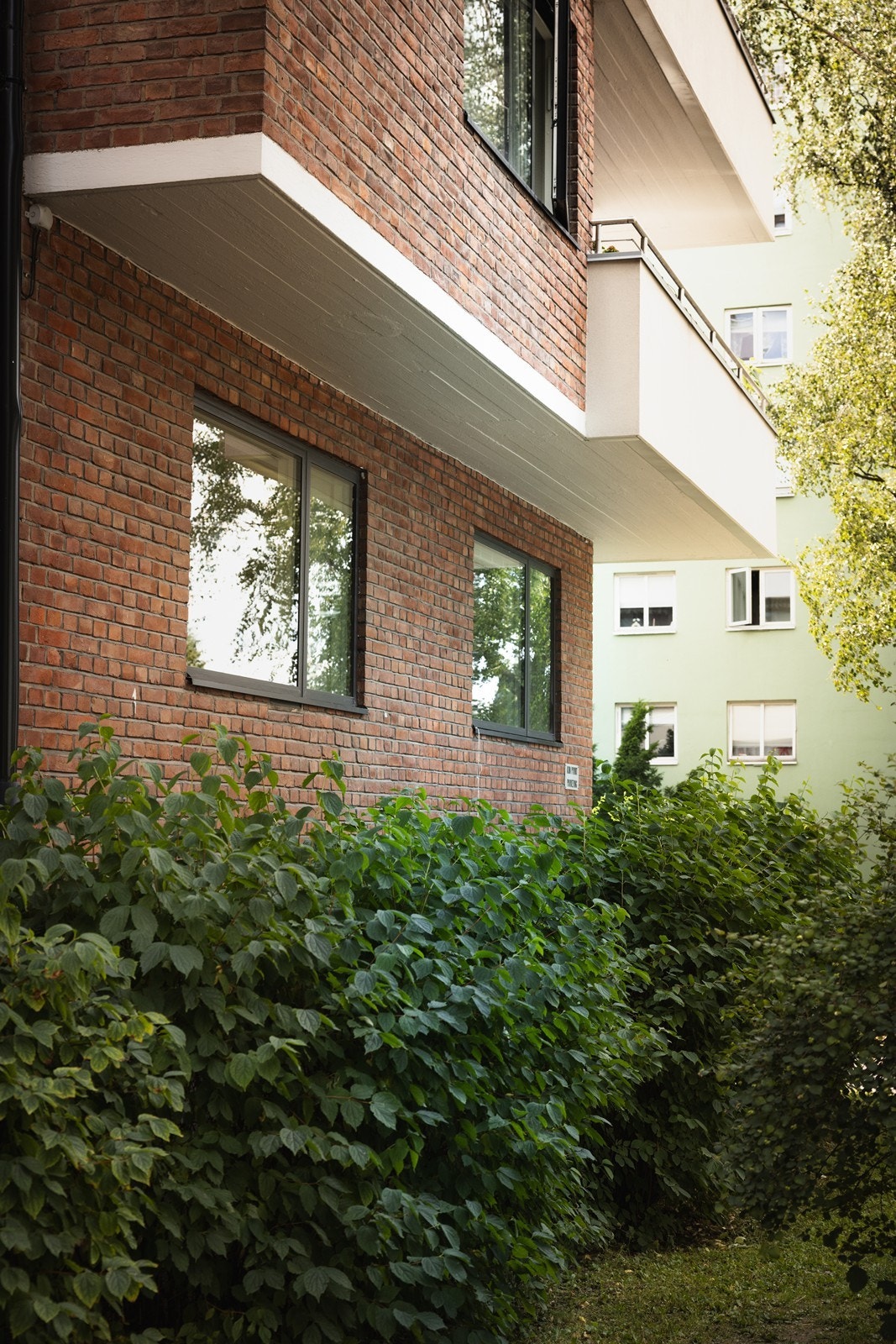 Høy og tilbaketrukket 1.etg med grønt og frodig utsyn. Galleribilde