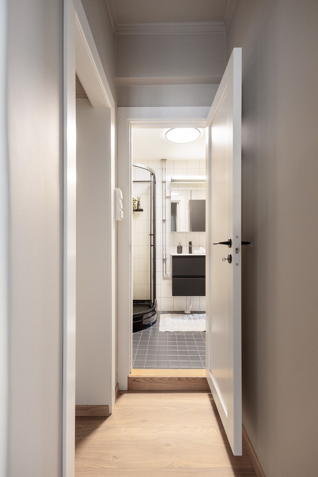 Adkomst til bad fra gang. Galleribilde