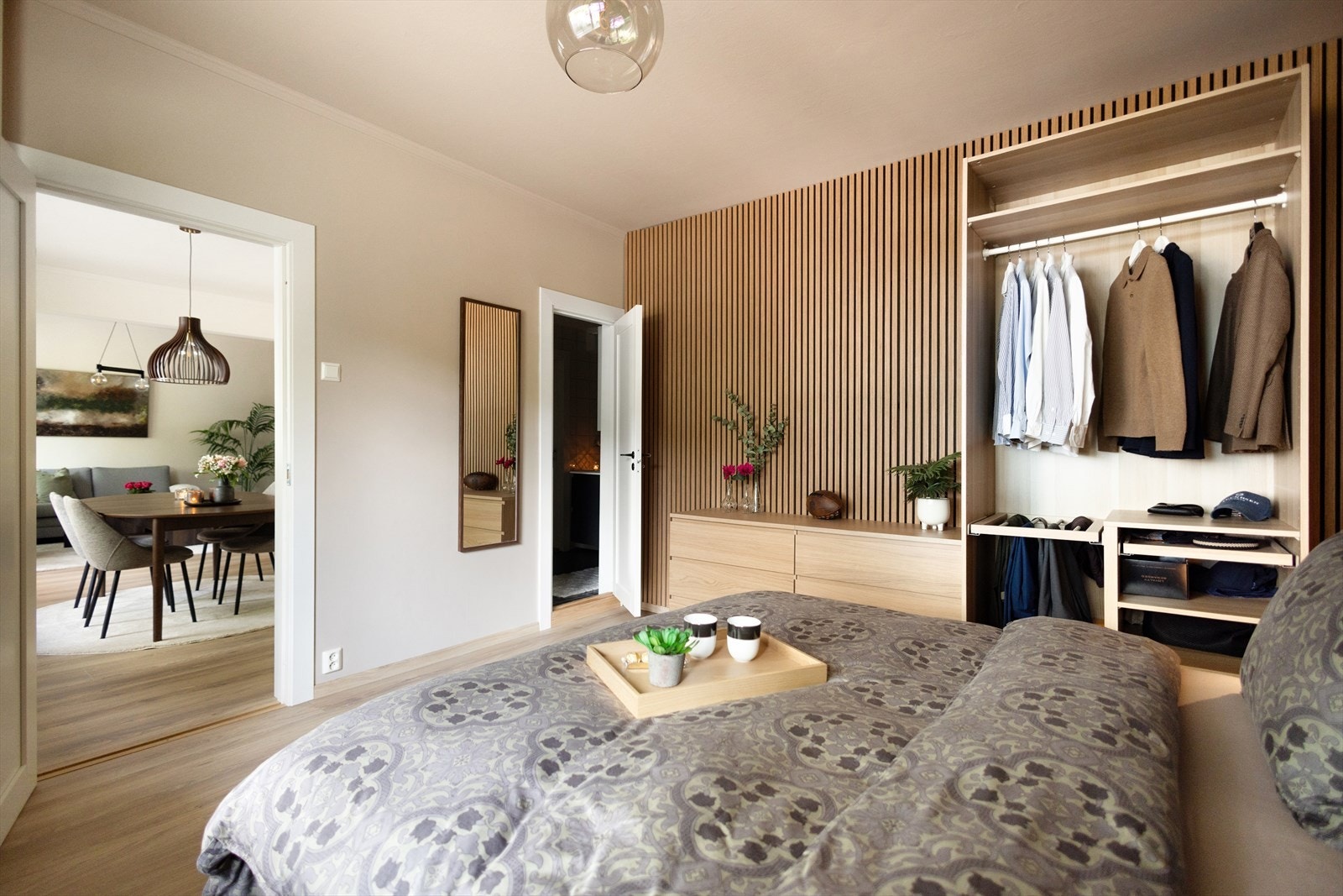 Soverom nr. I med direkte adkomst til bad. Rommet er meget romslig med plass til både dobbeltseng, nattbord og garderobeskap. Galleribilde