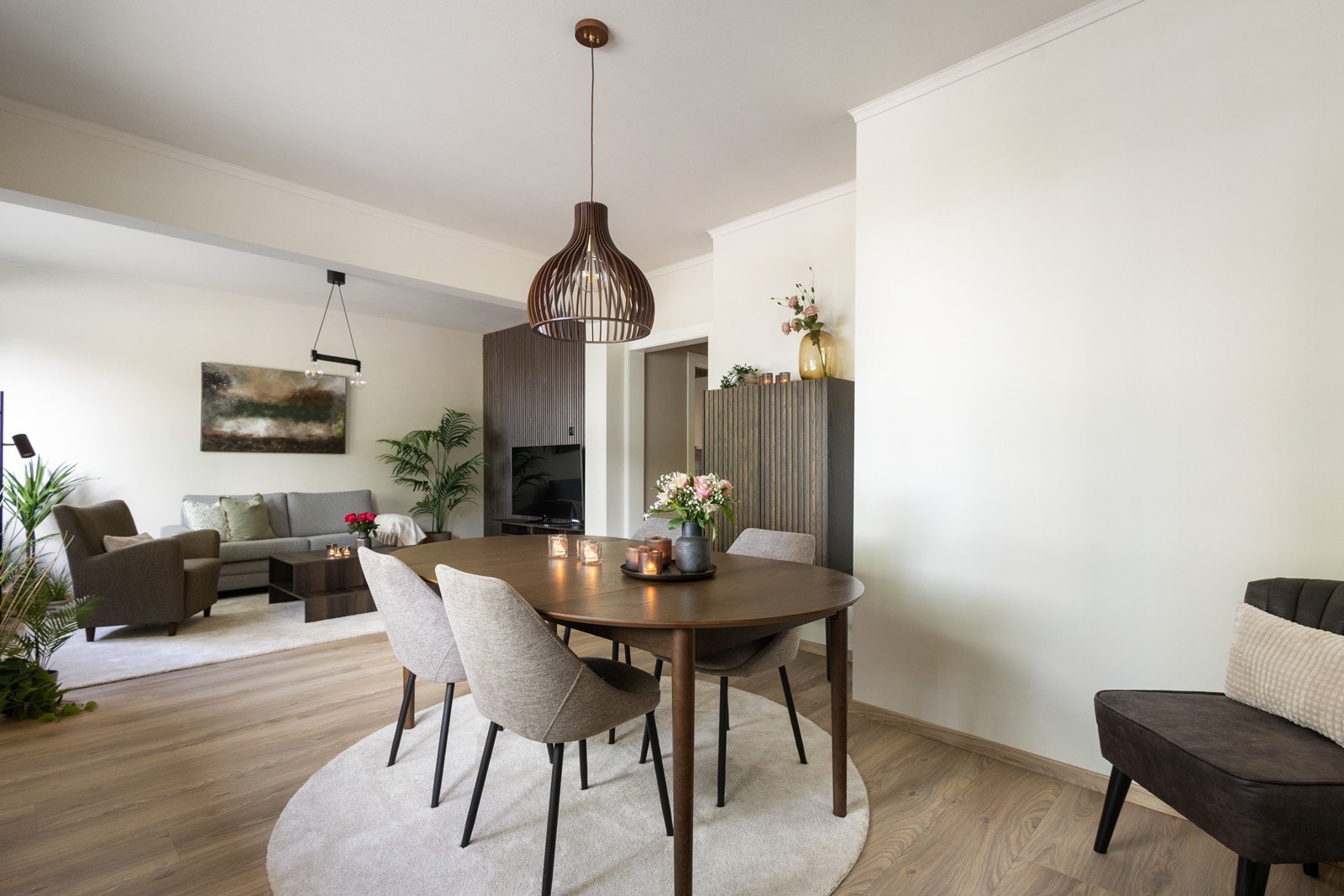 Stuen har god plass til både sofagruppe og spisebord. Galleribilde