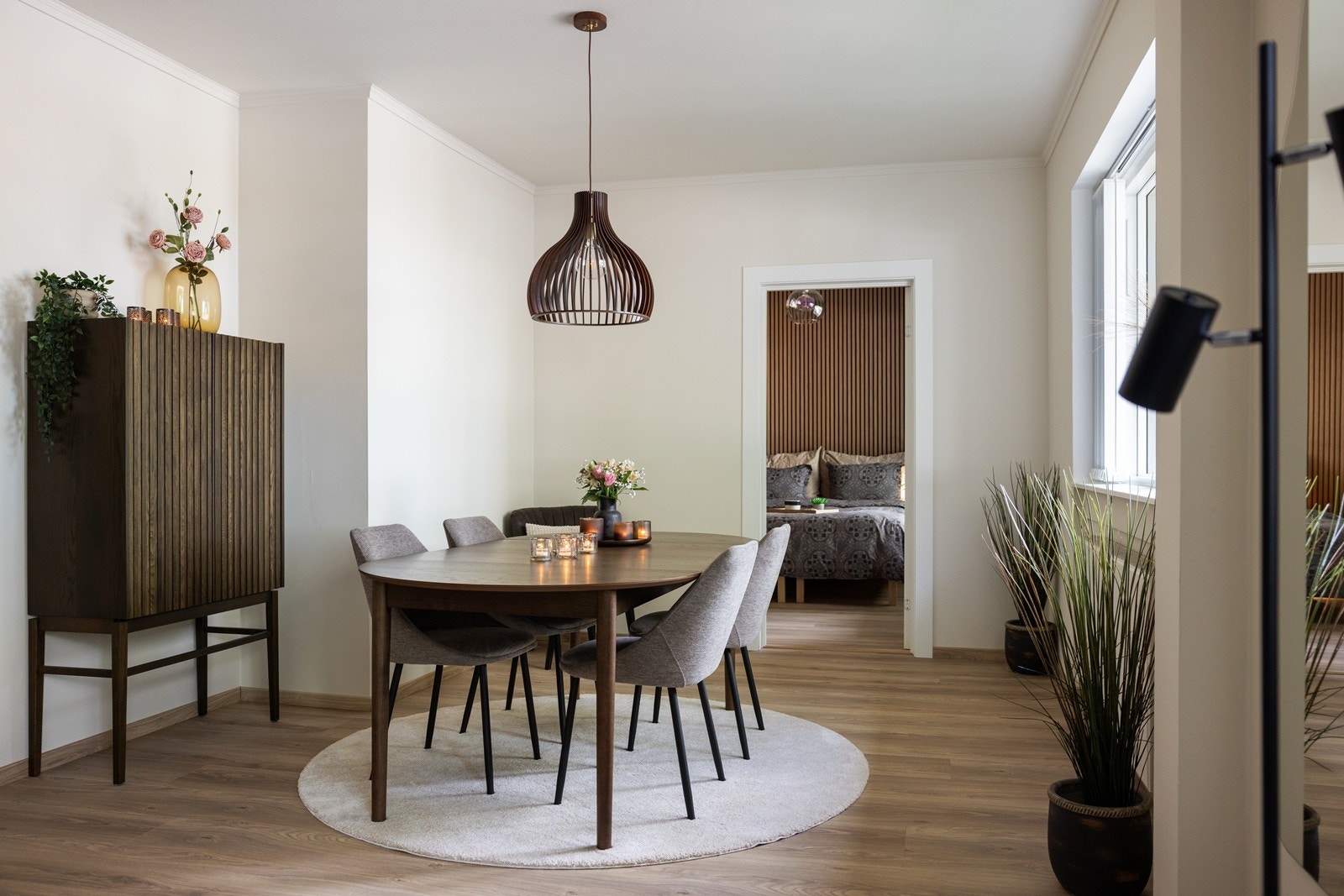 Hyggelig spisestue med plass til langbord - perfekt for sosiale sammenkomster! Galleribilde