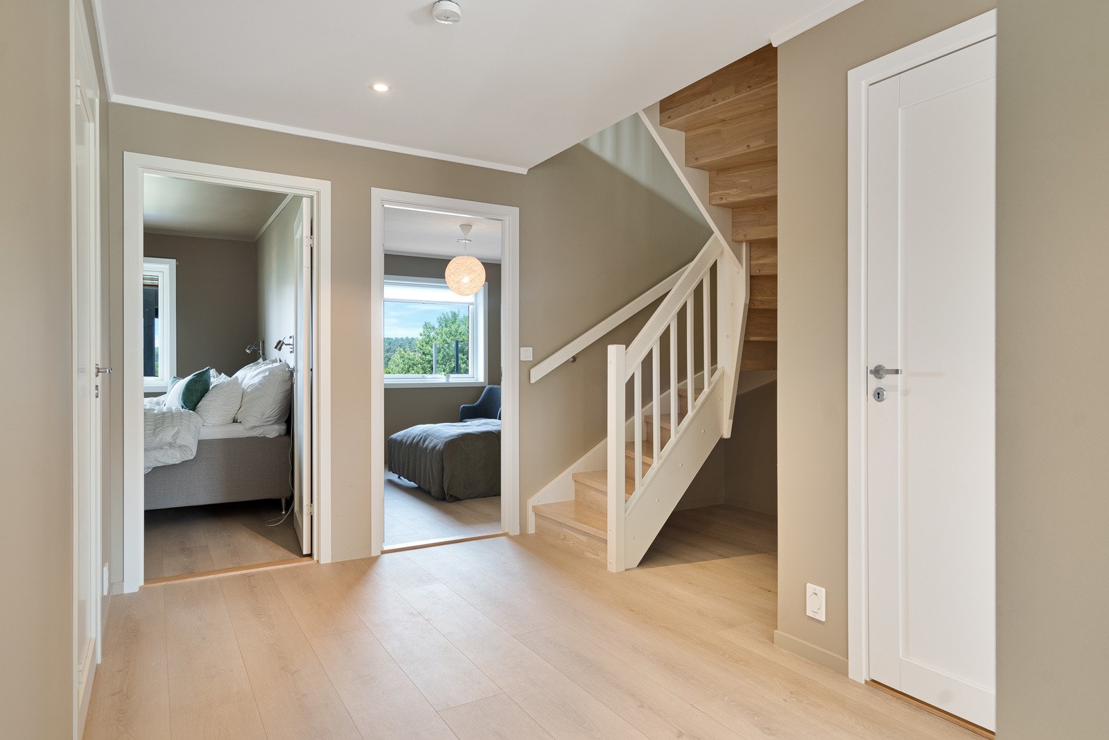 Første etasje består av 3 flotte soverom, med god plass for garderobeløsninger. Galleribilde