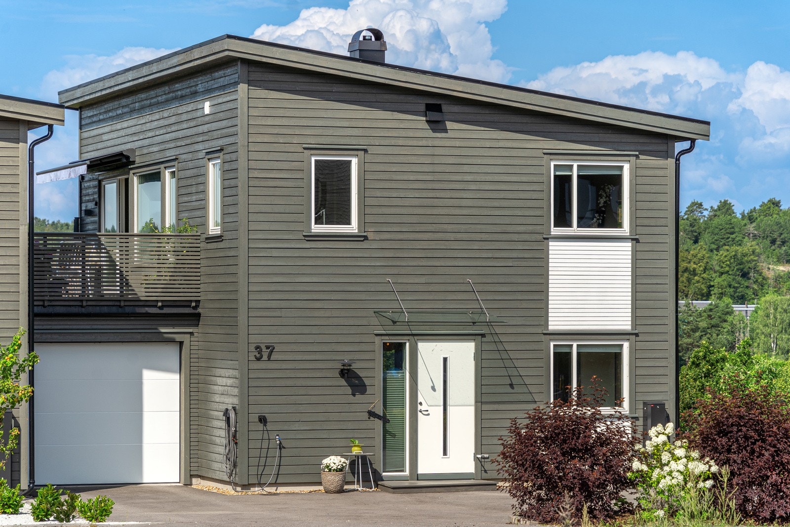 Boligen har en stor og fin garasje, med el-bil lader. I tillegg er det god plass for parkering i gårdsplass. Galleribilde