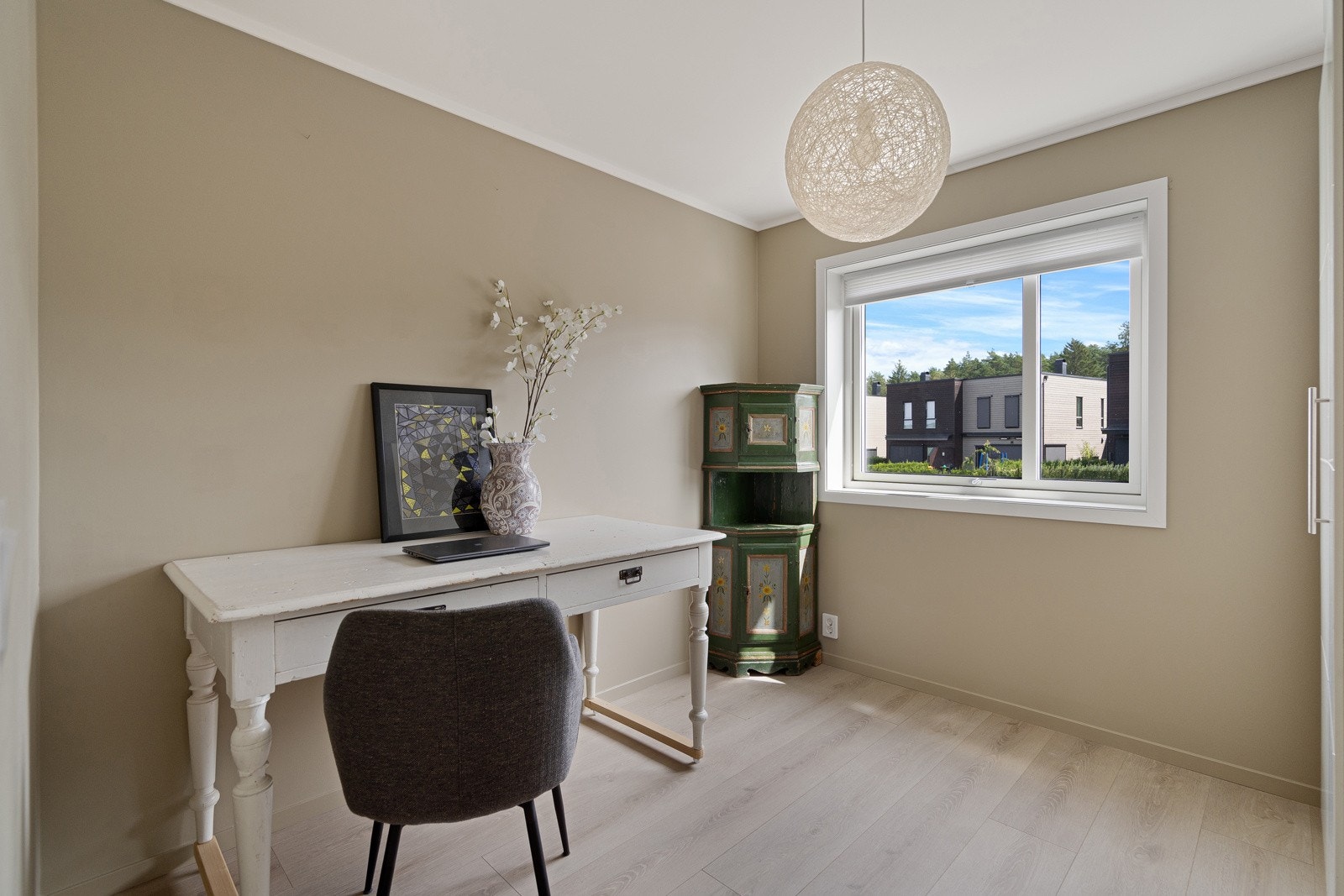 I andre etasje er det også et pent soverom og praktisk toalett. Galleribilde