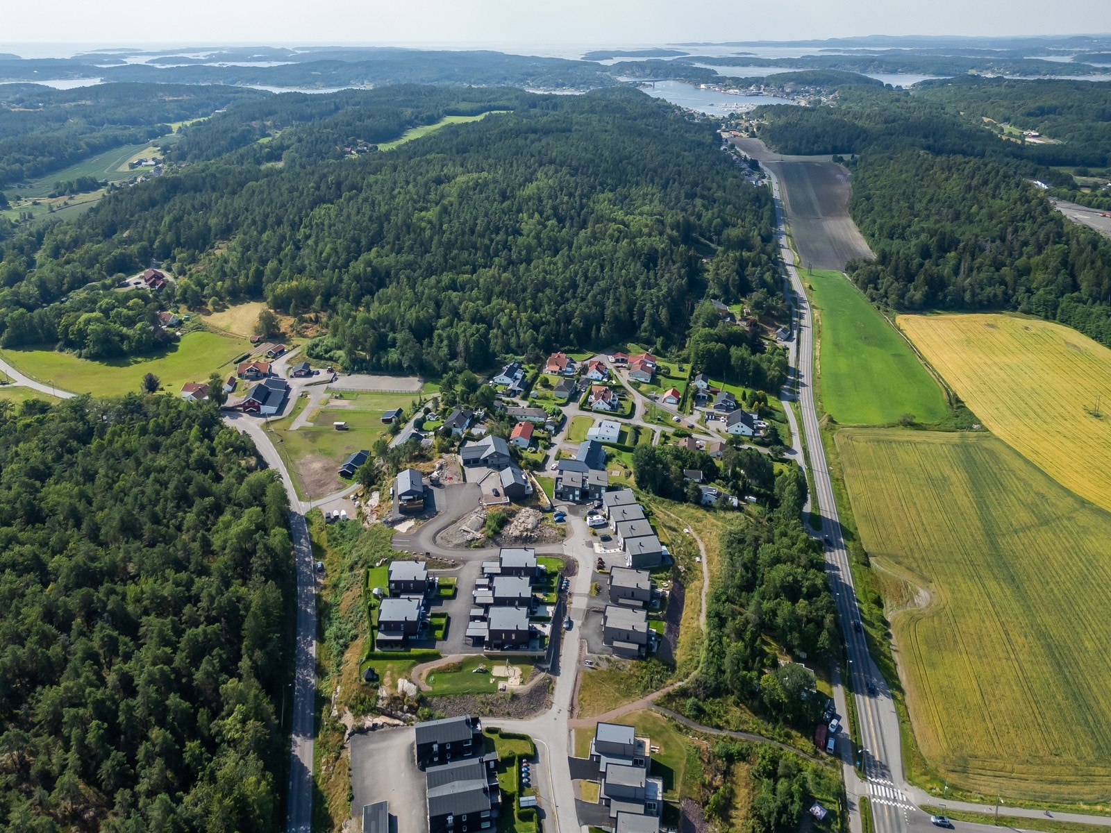 Gang- og sykkelvei fører deg trygt til Borgheim sentrum, hvor du finner dagligvarebutikker, ungdomsskole, videregående skole, golfbane og servicetilbud. Du kan også sykle til Kjøpmannskjær med dagligvarebutikk, båthavn og badestrand. Galleribilde