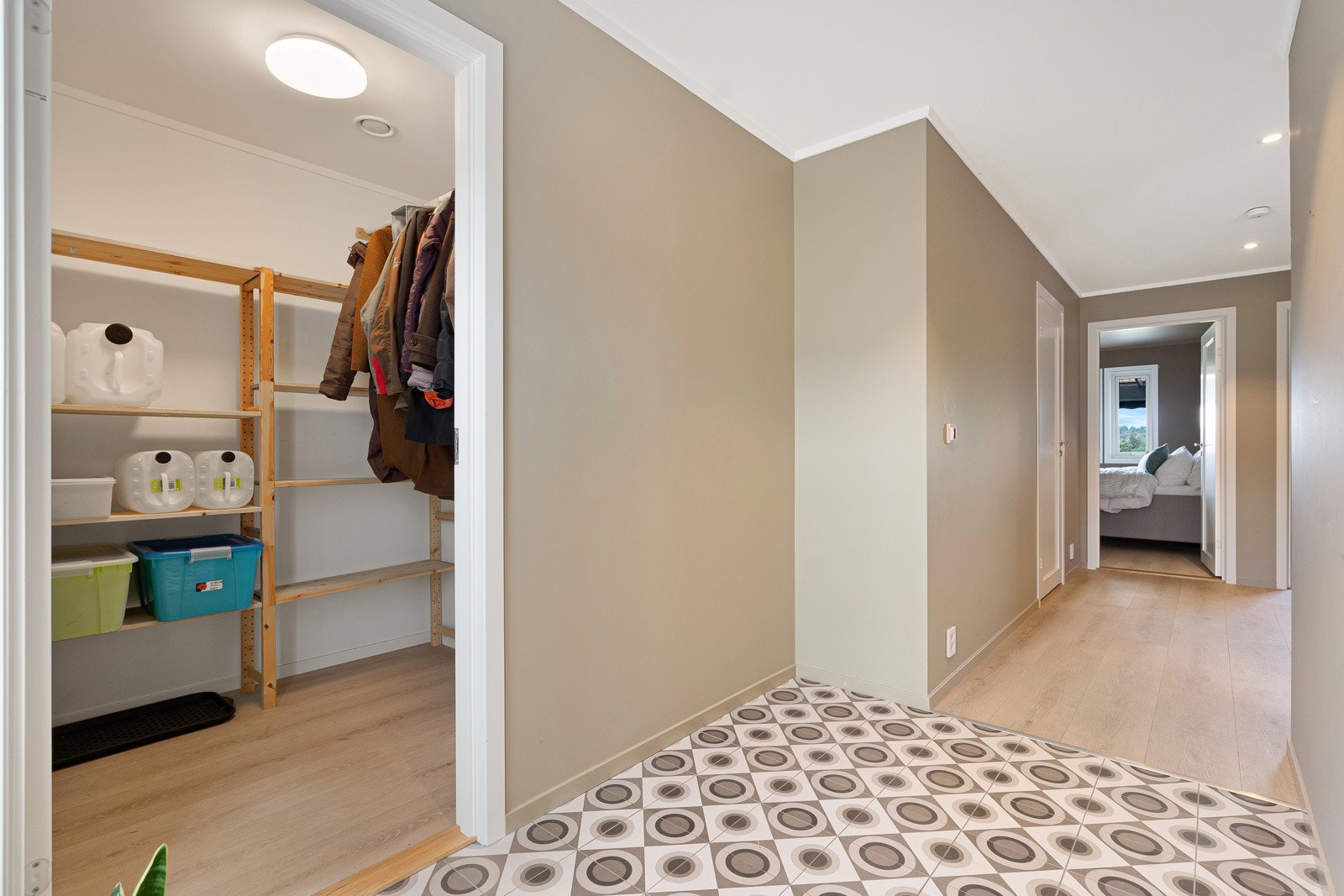 Velkommen inn i en lys og trivelig entré som gir et godt førsteinntrykk. Her er det god plass til garderobeløsning for jakker og sko, og den åpne følelsen setter tonen for resten av boligen. Galleribilde