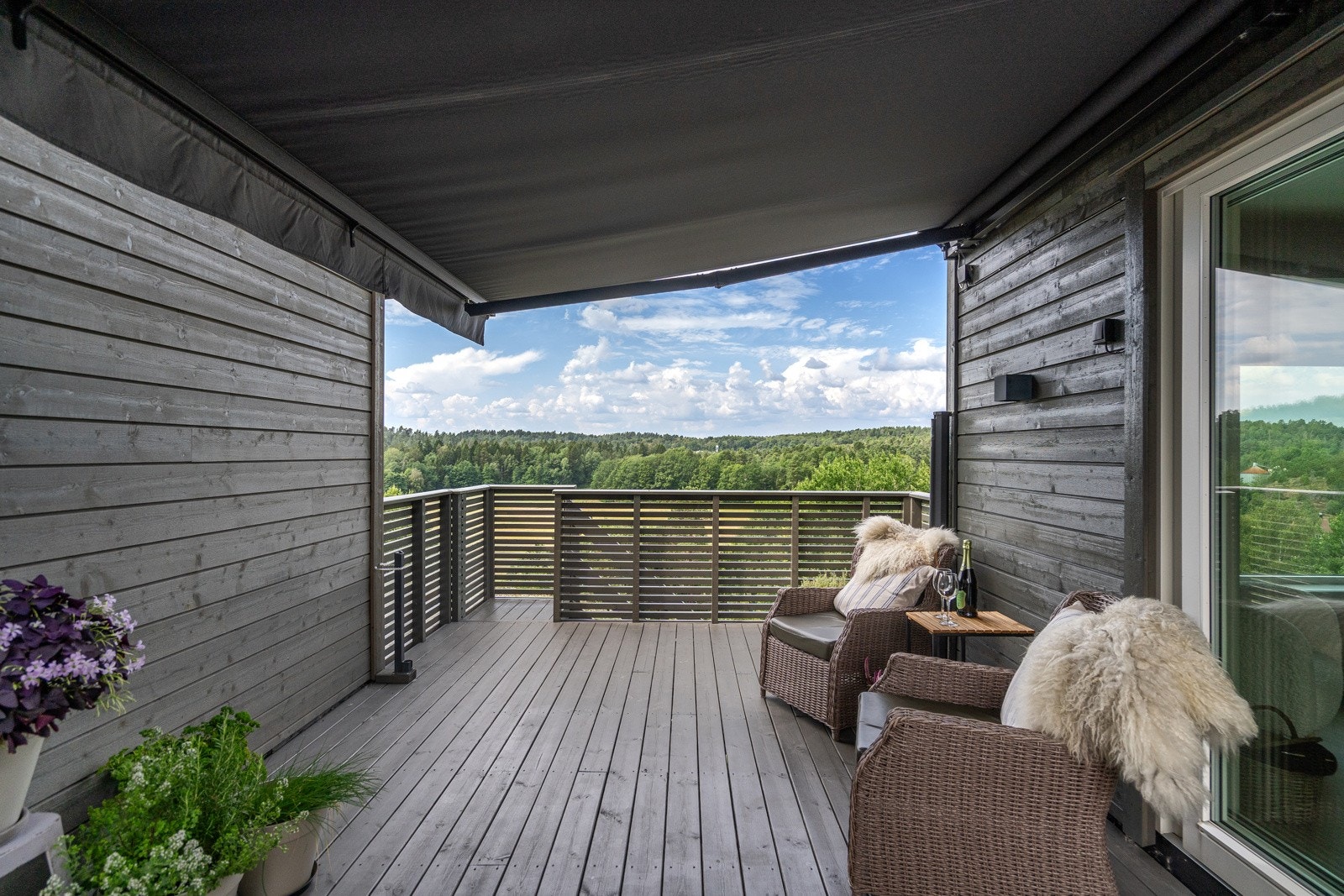 Her er det god plass til utemøbler, grill og blomsterkrukker, og med utsikt over nærområdet er dette et perfekt sted for både morgenkaffe og sene sommerkvelder. Galleribilde