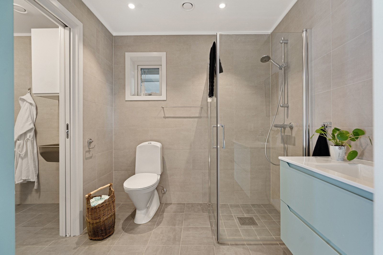 Lekkert flislagt bad med smakfulle materialvalg og praktiske løsninger. Galleribilde