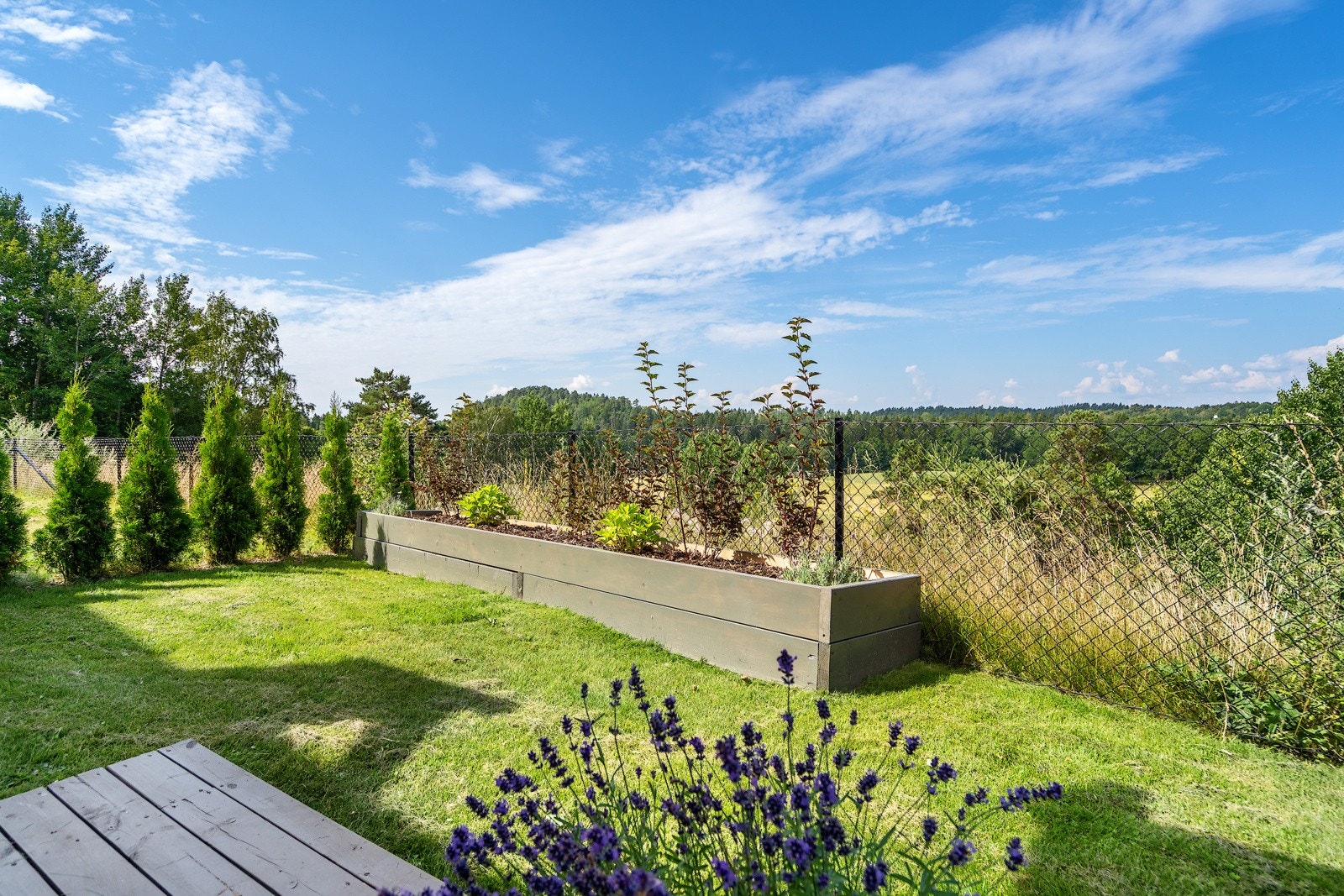 Terrassen grenser til en liten, lettstelt hageflekk som gir rom for både lek, avslapning og beplantning. Galleribilde