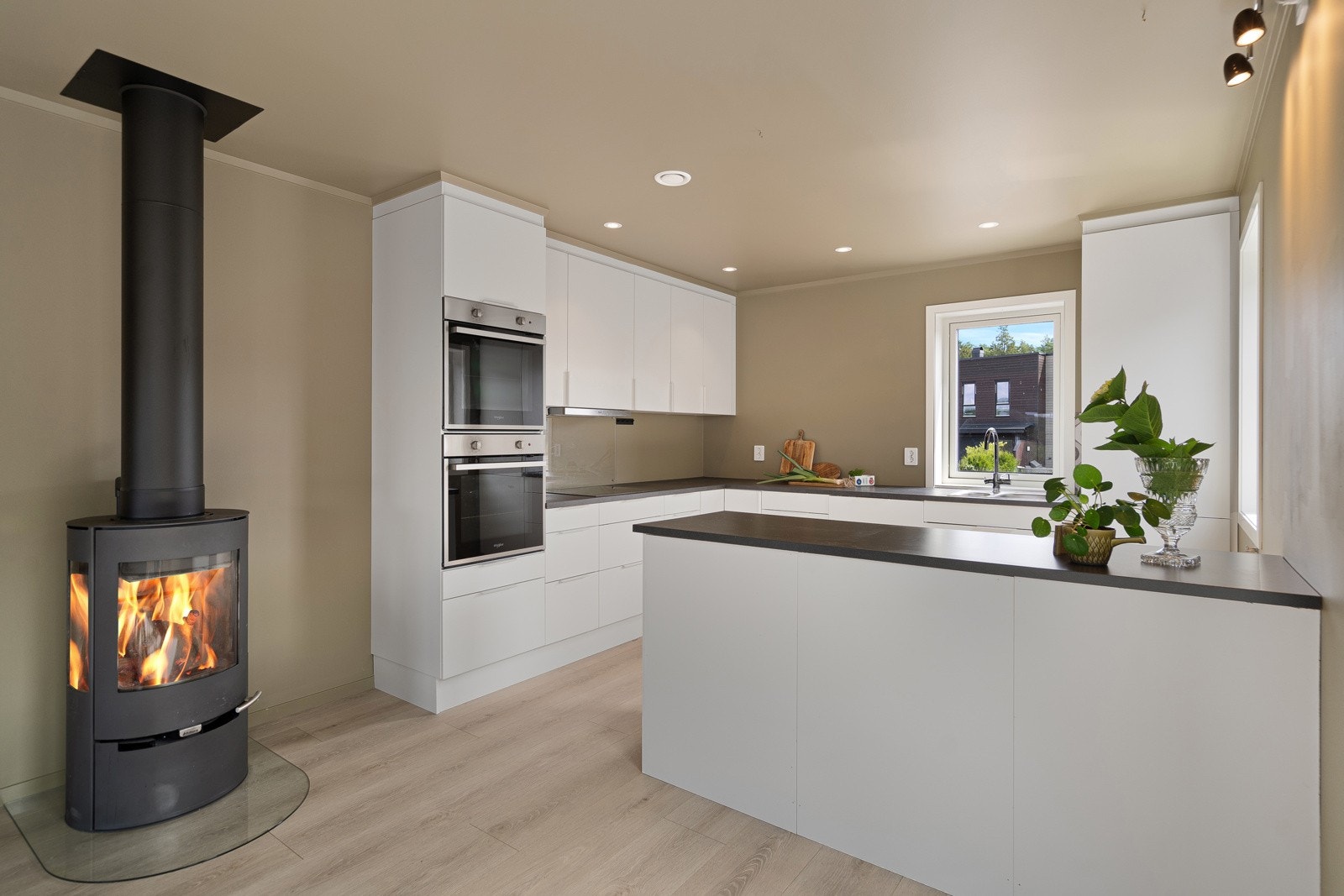 Kjøkkenet er moderne og funksjonelt, og den åpne løsningen til stuen skaper en fin atmosfære. Galleribilde