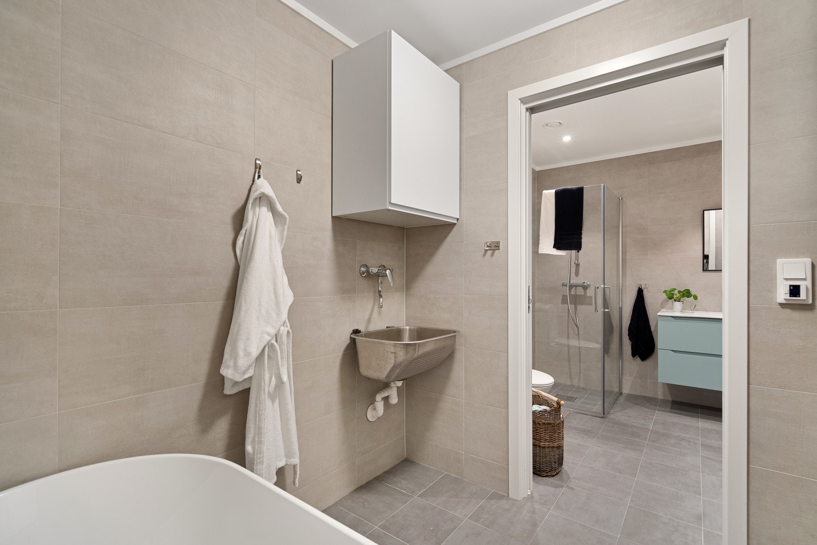 Badet har både dusj og badekar - perfekt for både hverdagsrutiner og avslappende stunder. Galleribilde