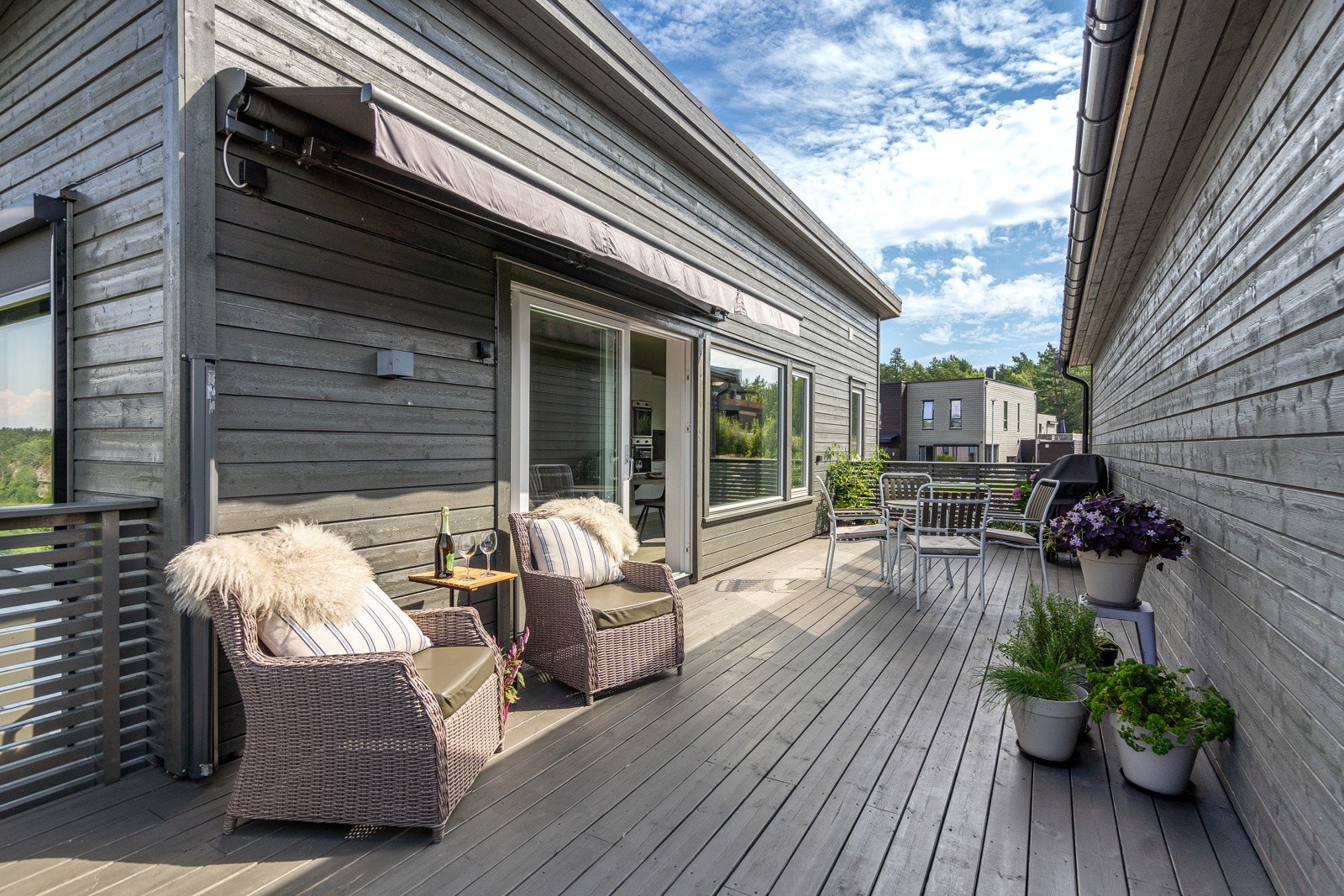 Fra stuen har du utgang til en solrik balkong som ligger over garasjen. Galleribilde