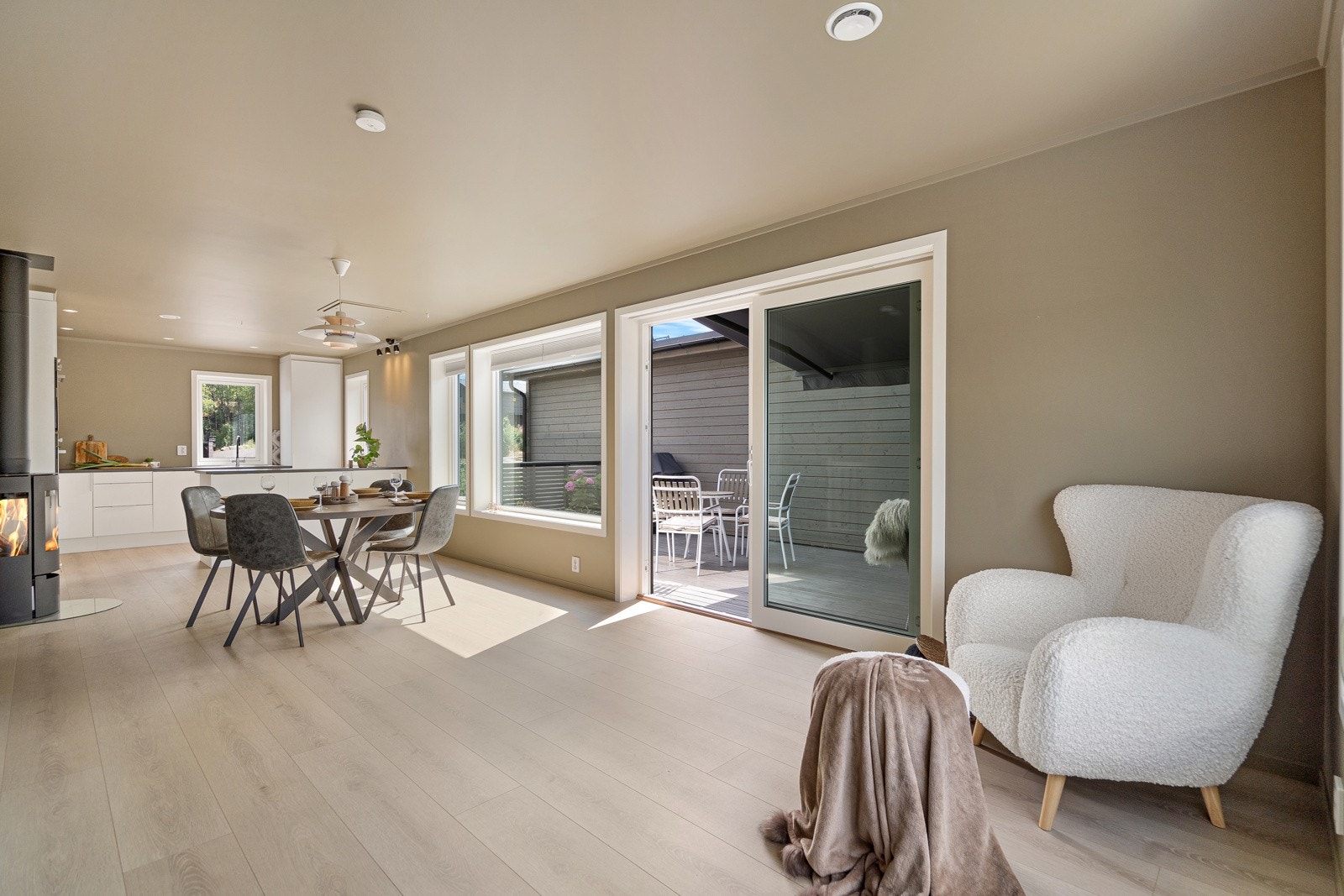 I overetasjen kommer du inn i boligens naturlige samlingspunkt - en romslig og lys stue med store vindusflater som slipper inn rikelig med dagslys. Galleribilde