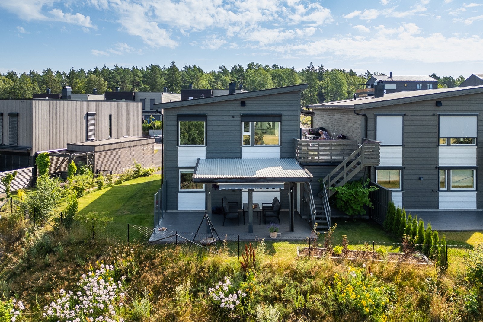 Eiendommen ligger i et barnevennlig og etablert boligområde på Engåstoppen, med kort vei til både skole, barnehage og flotte friluftsmuligheter. Galleribilde