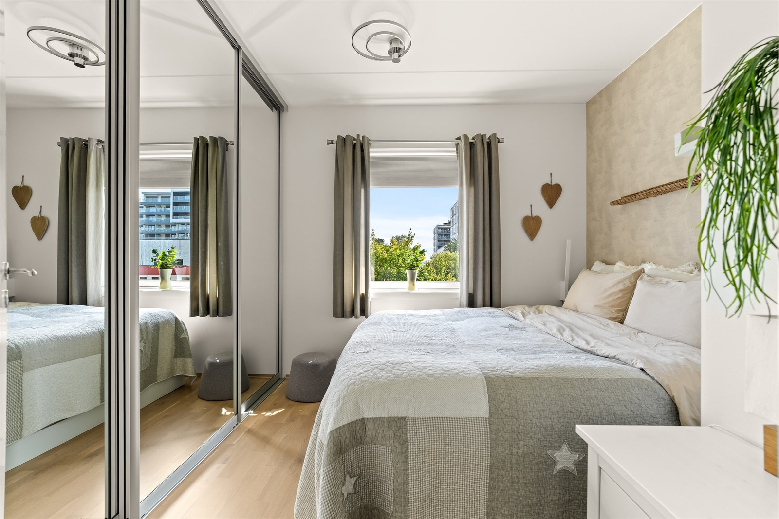 To av soverommene har mye oppbevaring i plassbygde skyvedørsgarderober. Galleribilde