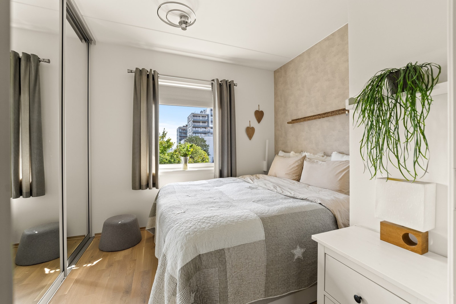 Alle soverommene har montert utvendige screens for sol- og varmeskjerming. Speilfrontene bidrar til ekstra romfølelse. Galleribilde