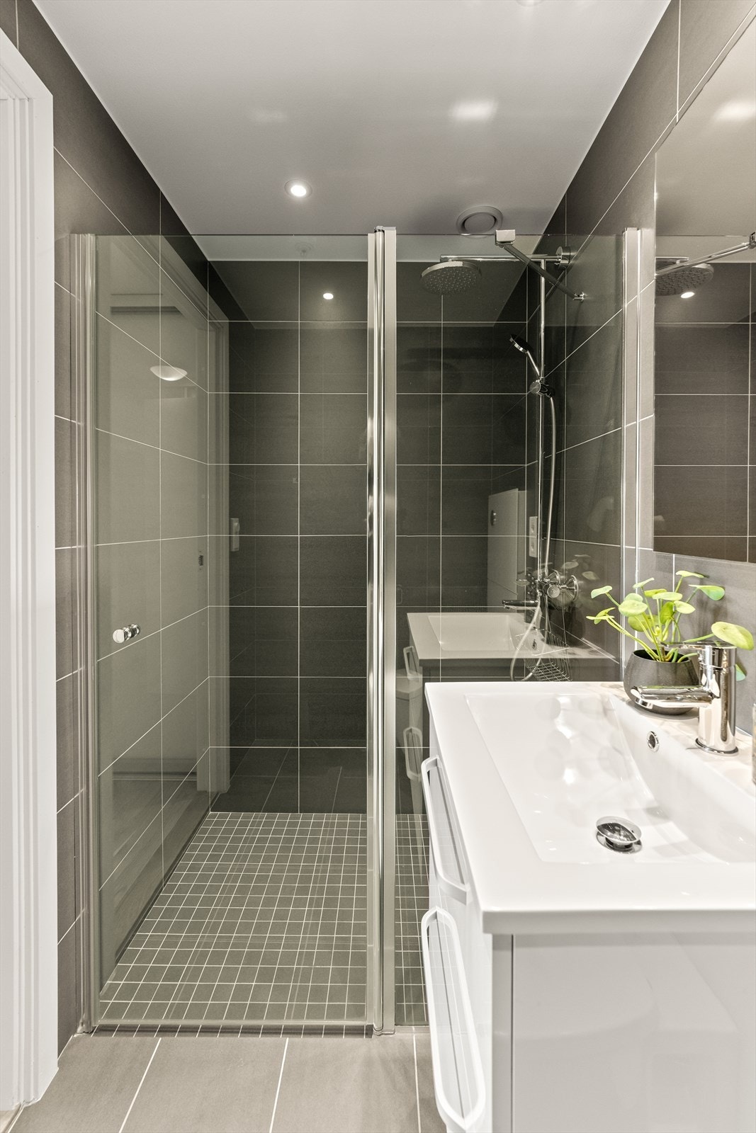 Planløsningen er praktisk, med to flislagte bad i leiligheten. Galleribilde