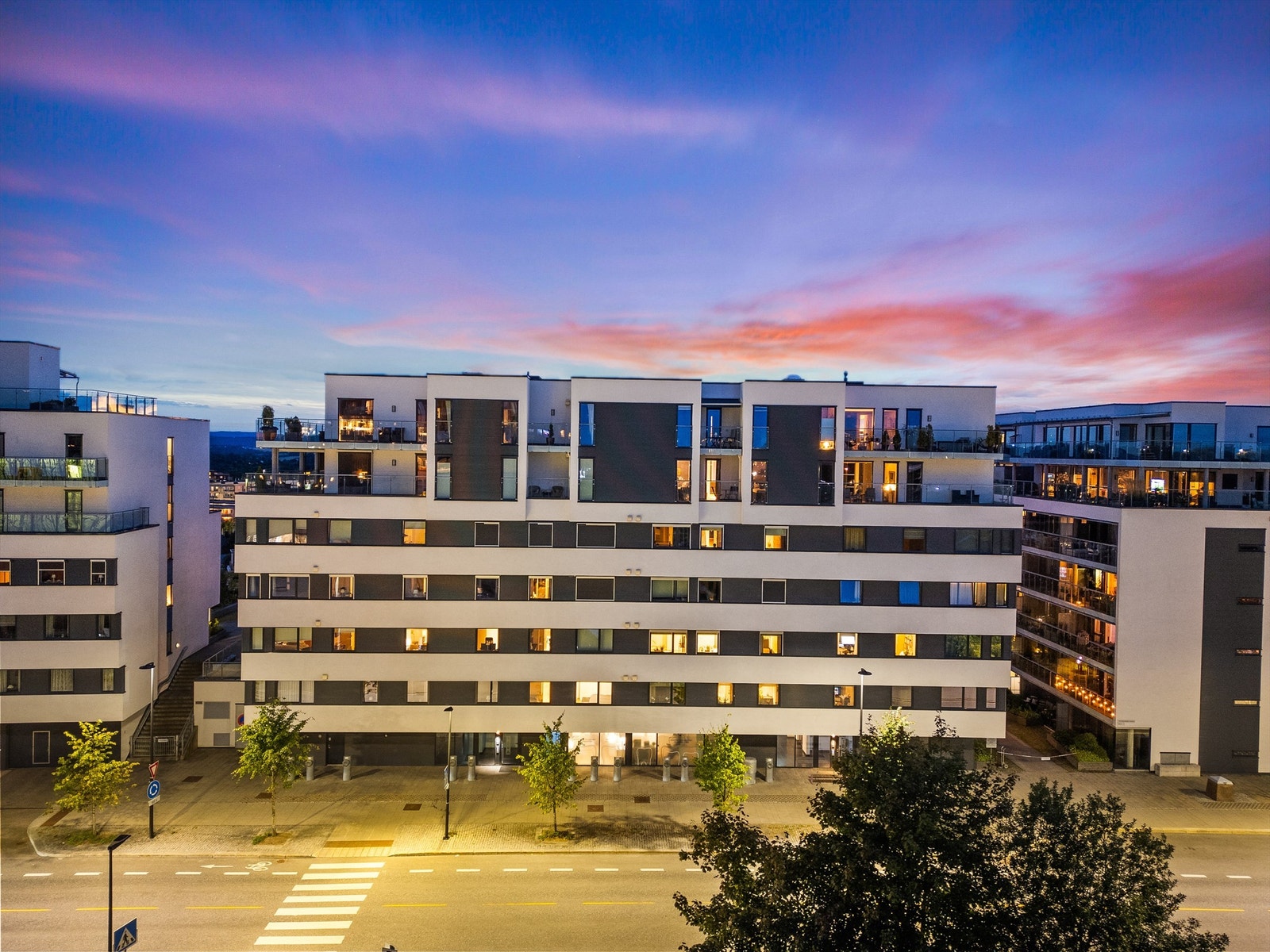 Byggets inngangsparti. Alt er tilrettelagt for enkle hverdager, og bygget har heissadkomst til alle etasjer. Galleribilde