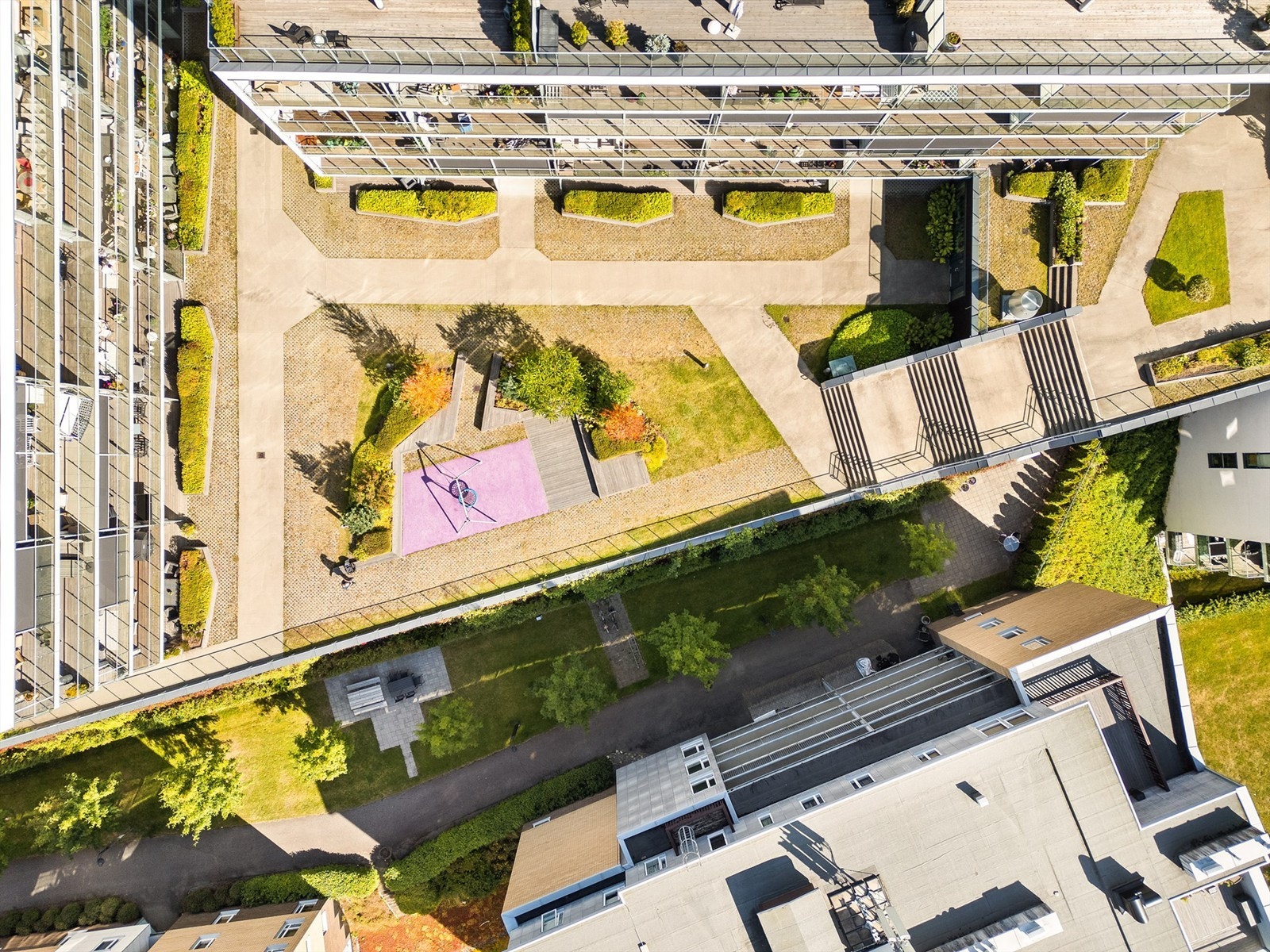 Blokkene er oppført rundt et pent fellesområde med trær, prydbusker, grøntarealer og diverse beplantning. Galleribilde