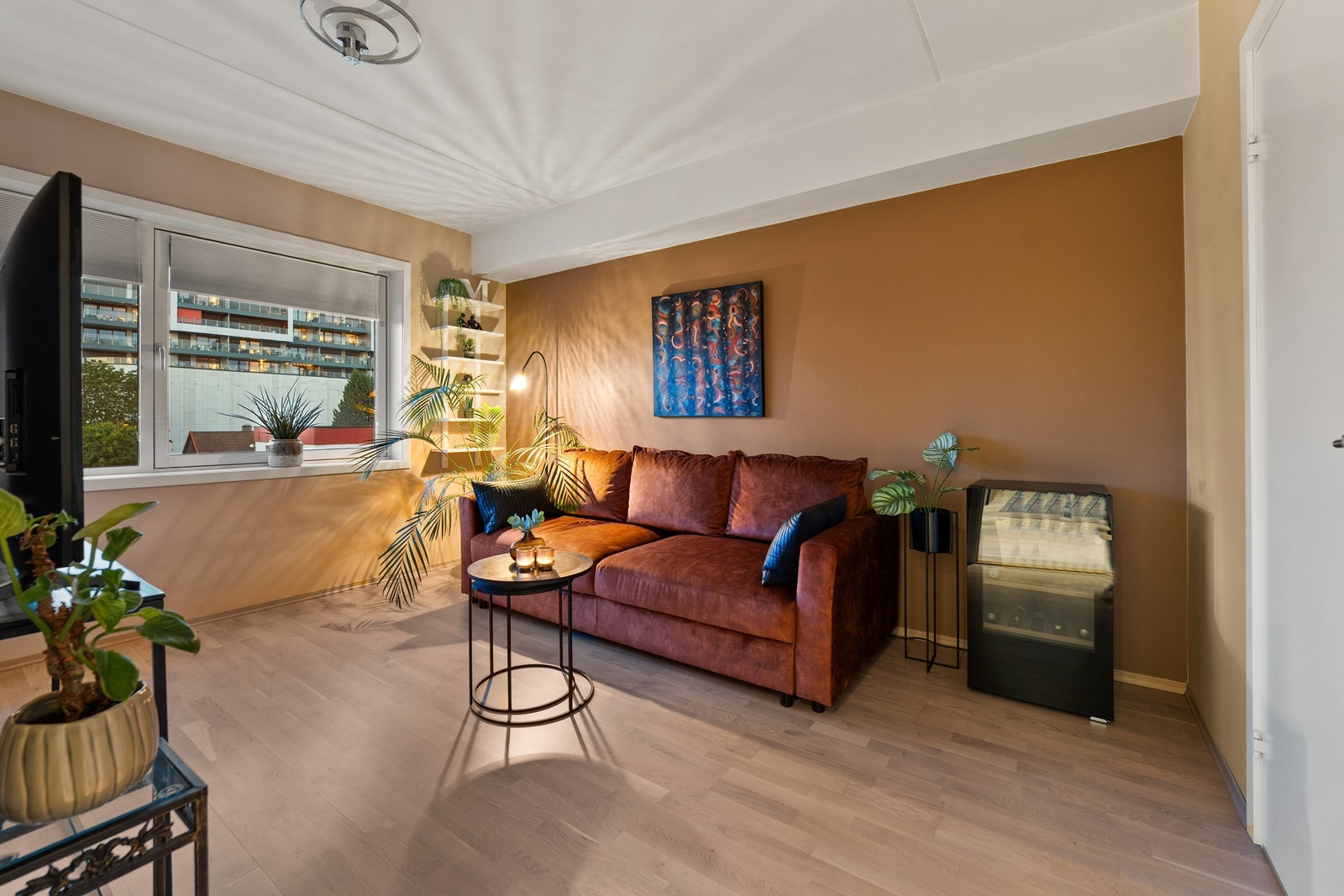 Leiligheten er holdt i en moderne fargepalett. Hovedsoverommet kan enkelt omgjøres til ekstra stue. Galleribilde