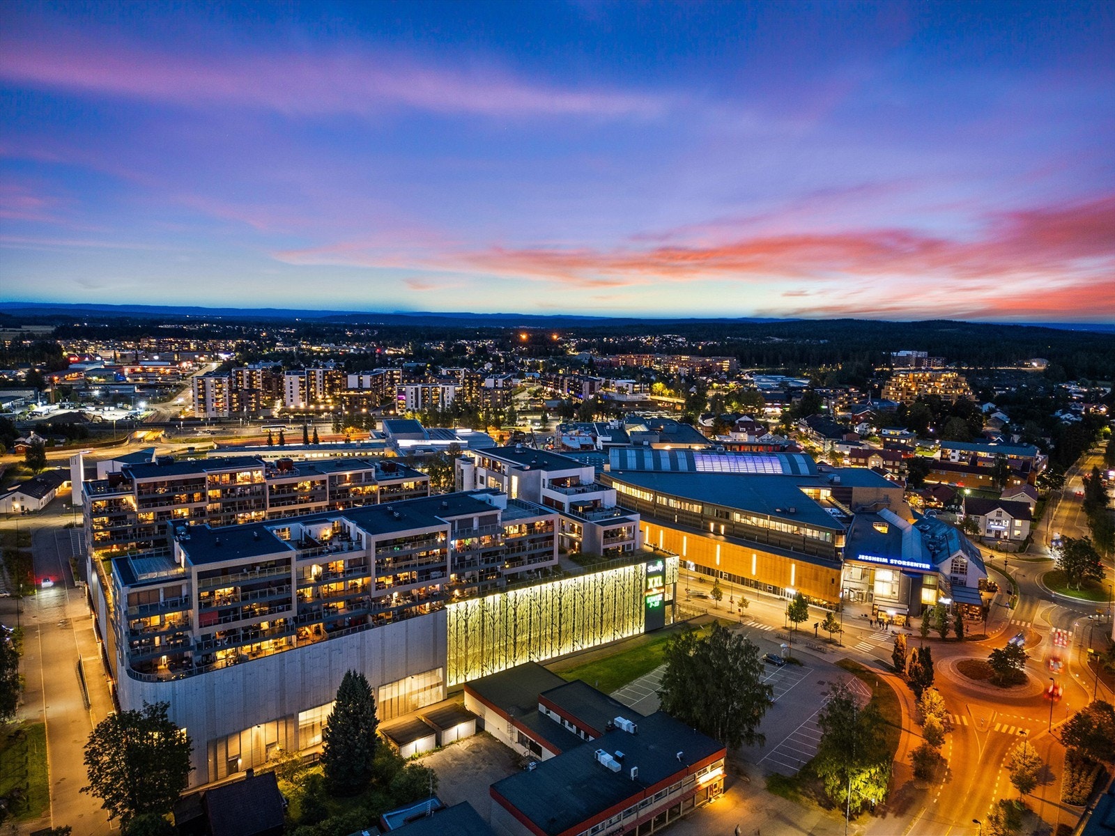 Utsikt fra takterrassen. Her bor man rett ved tog, kjøpesenter, en rekke spisesteder og kort vei til skog og rekreasjonsområder. Galleribilde