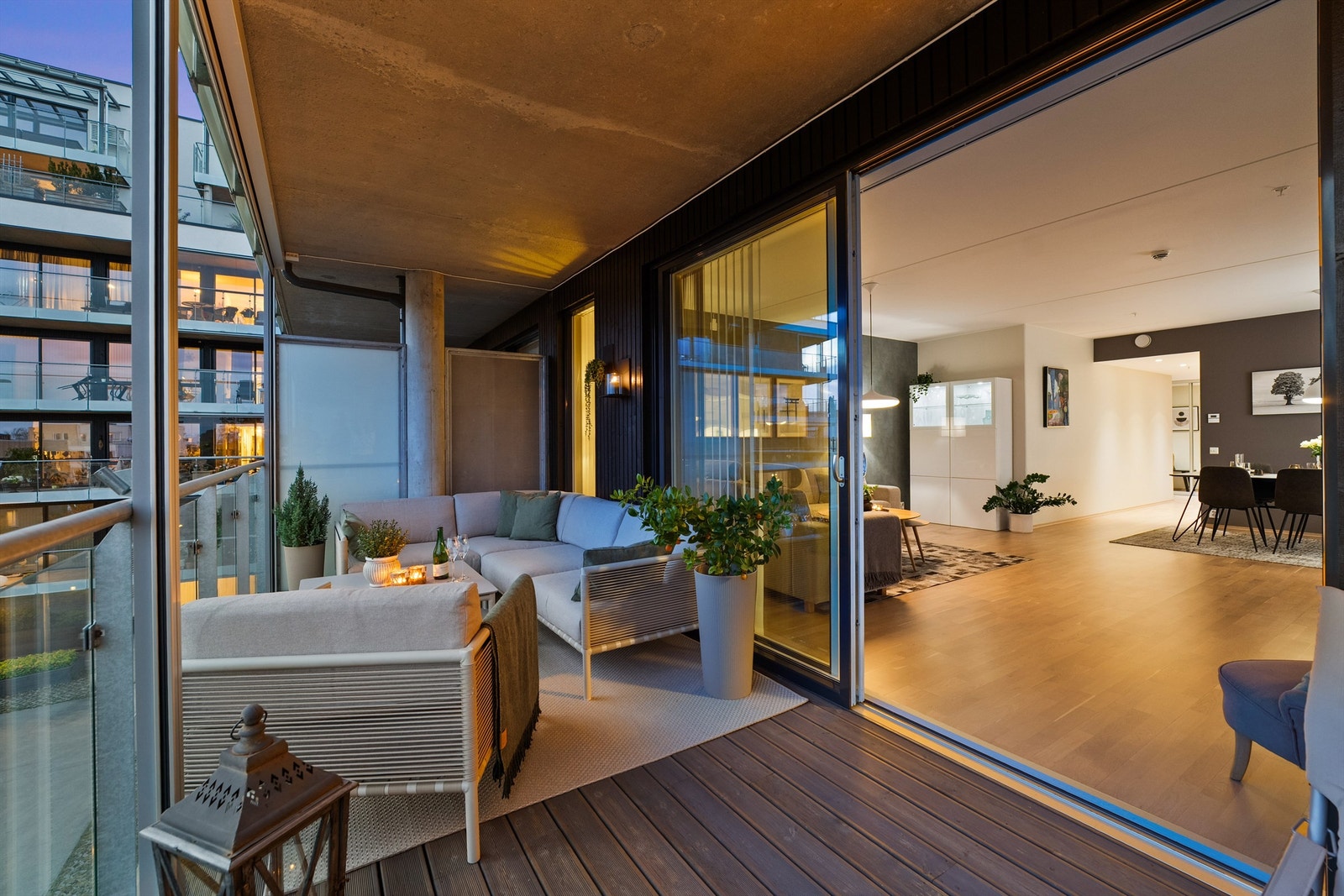 Størrelsen gjør det enkelt å innrede balkongen i ulike soner. Galleribilde