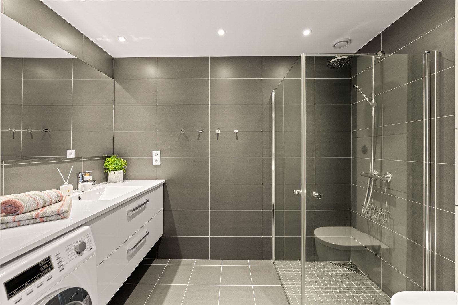 Bad med adkomst fra entré. Badene har justerbare varmekabler. Galleribilde