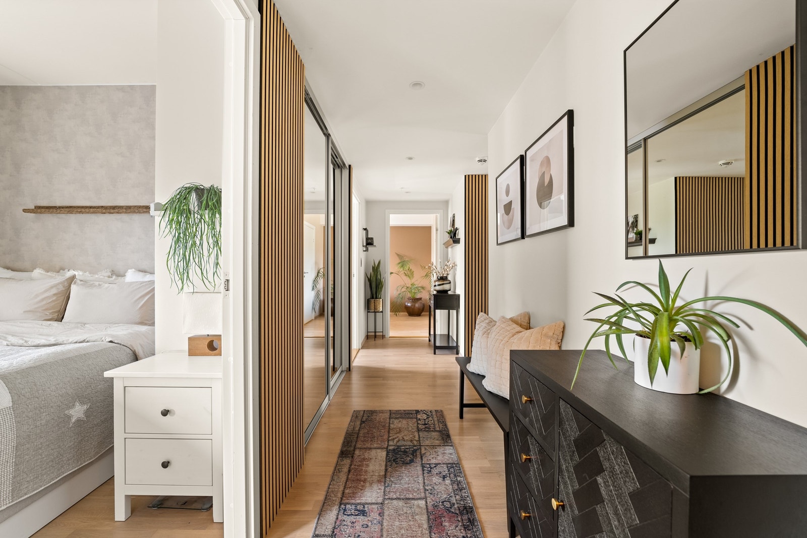 Innslag av trendy spiler gir en fin kontrast i entréen. Galleribilde