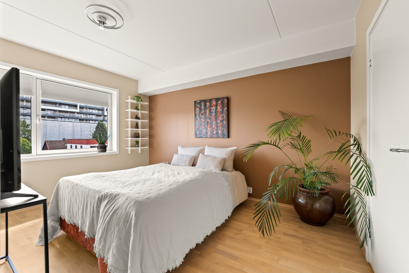 Hovedsoverommet har fint lysinnlipp med god plass til diverse møblement Galleribilde