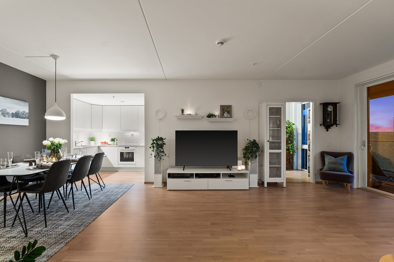 Det er god takhøyde som bidrar til en herlig og luftig atmosfære i stuen. Galleribilde