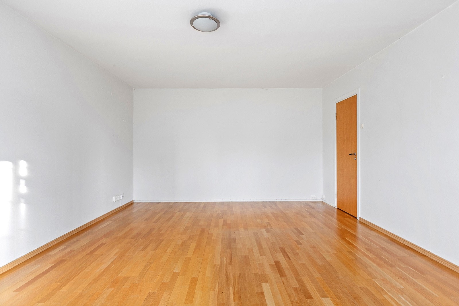 Stuen har god plass til blant annet sofagruppe, tv-benk og spisebord. Galleribilde