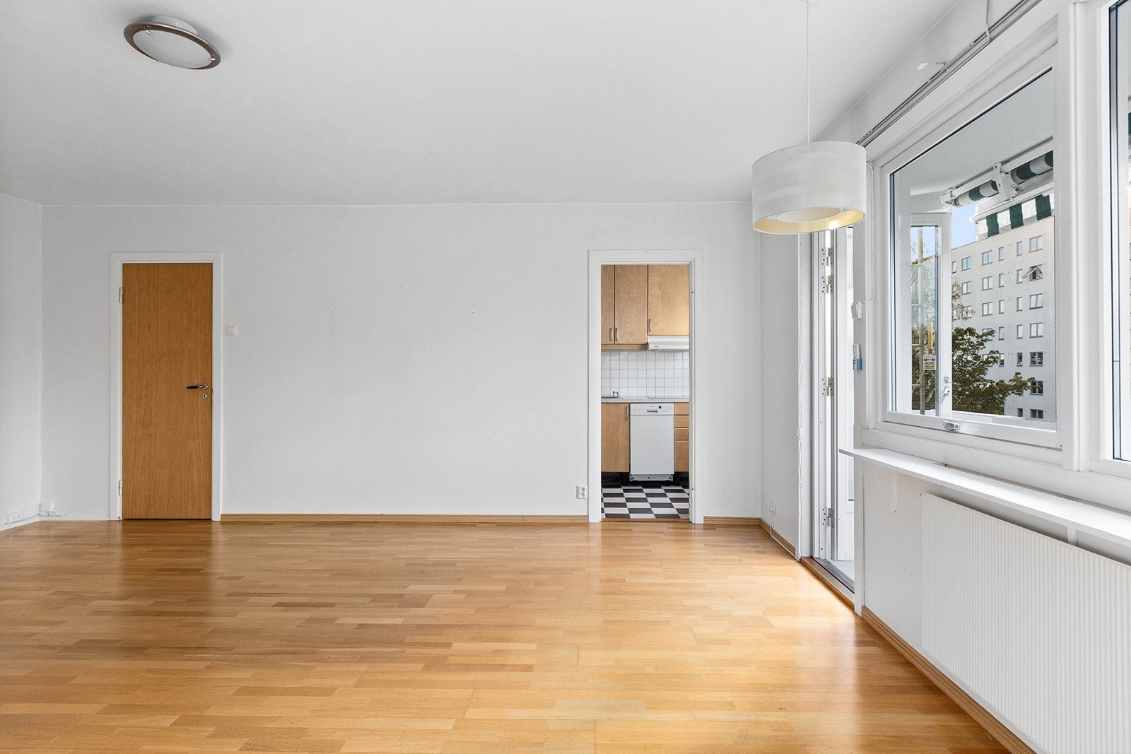 Rommet har store vindusoverflater som slipper inn rikelig med naturlig lys. Galleribilde