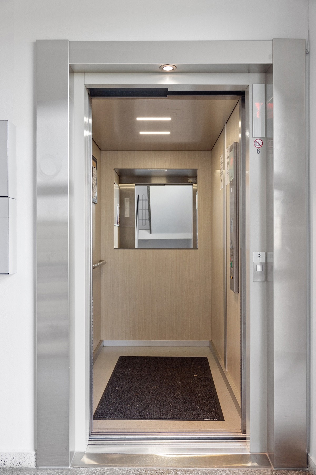 Leiligheten ligger i byggets 6.etasje. Adkomst ved heis eller trappeoppgang. Galleribilde