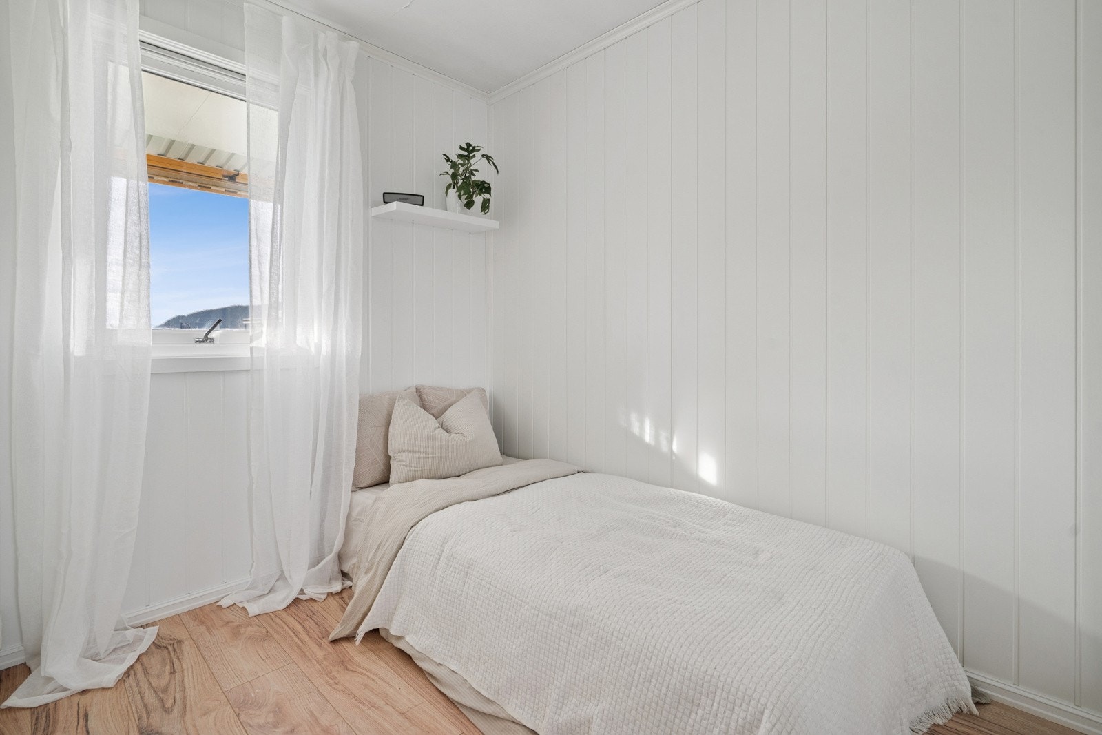 Et lunt og rolig fristed. Soverommet er oppdatert med moderne overflater og har en stor skyvedørsgarderobe som gir optimal og ryddig oppbevaring. Her er det også god plass til dobbeltseng. Galleribilde